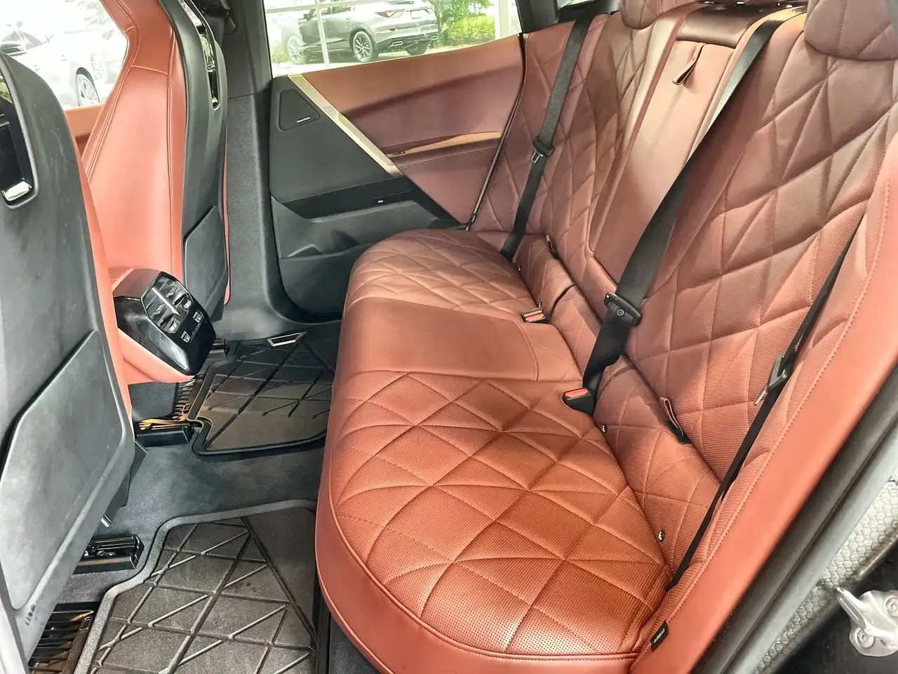 BMW iX снимка BMW iX