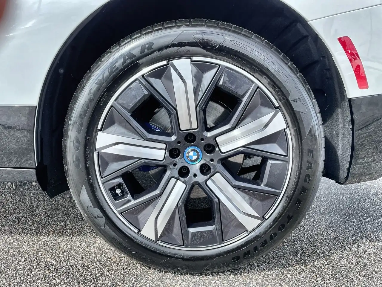 BMW iX снимка BMW iX