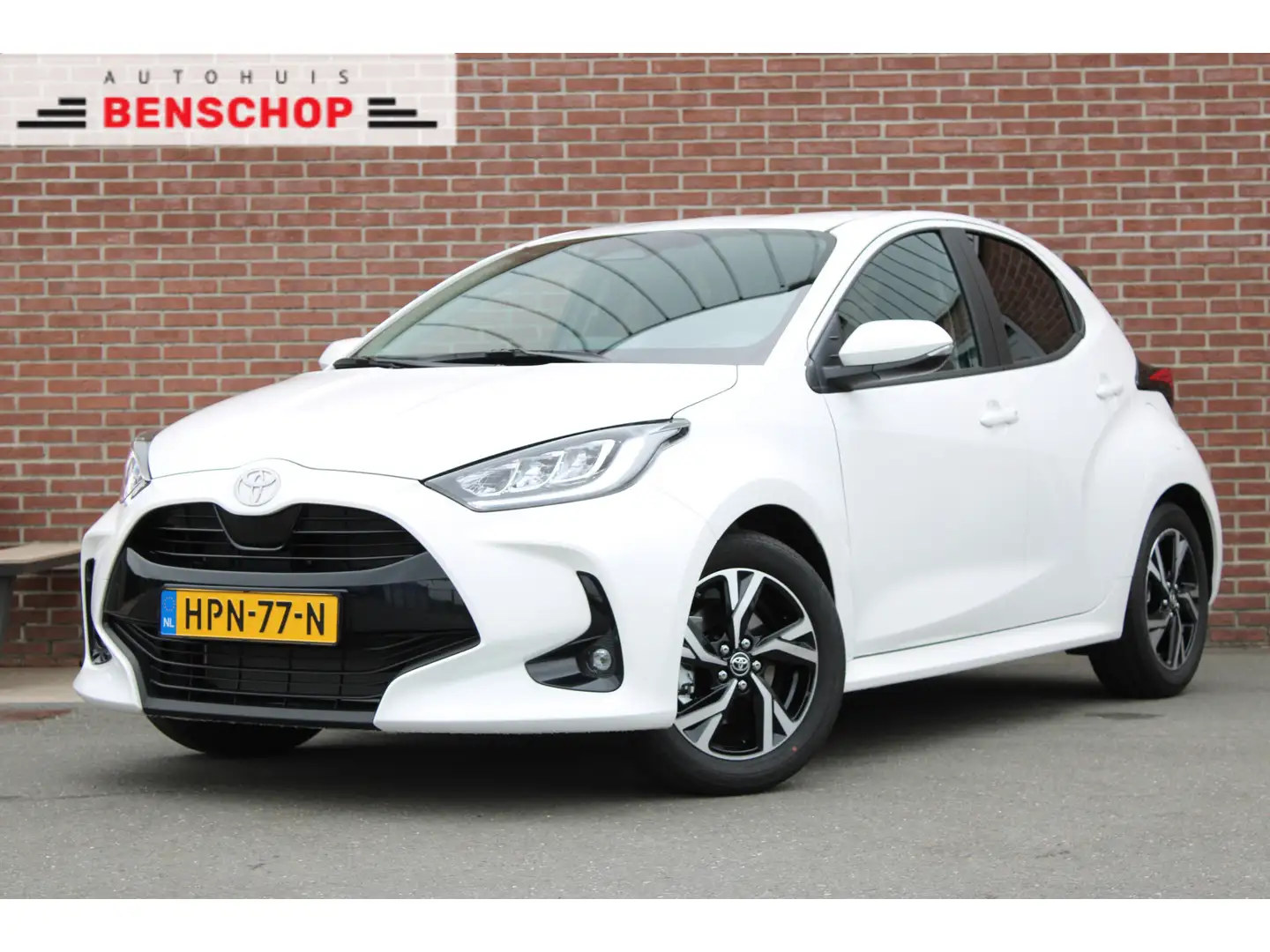 Toyota Yaris 1.5 Hybrid 115PK TEAM PLAYER |LED|STUUR EN STOELVE Wit - 1