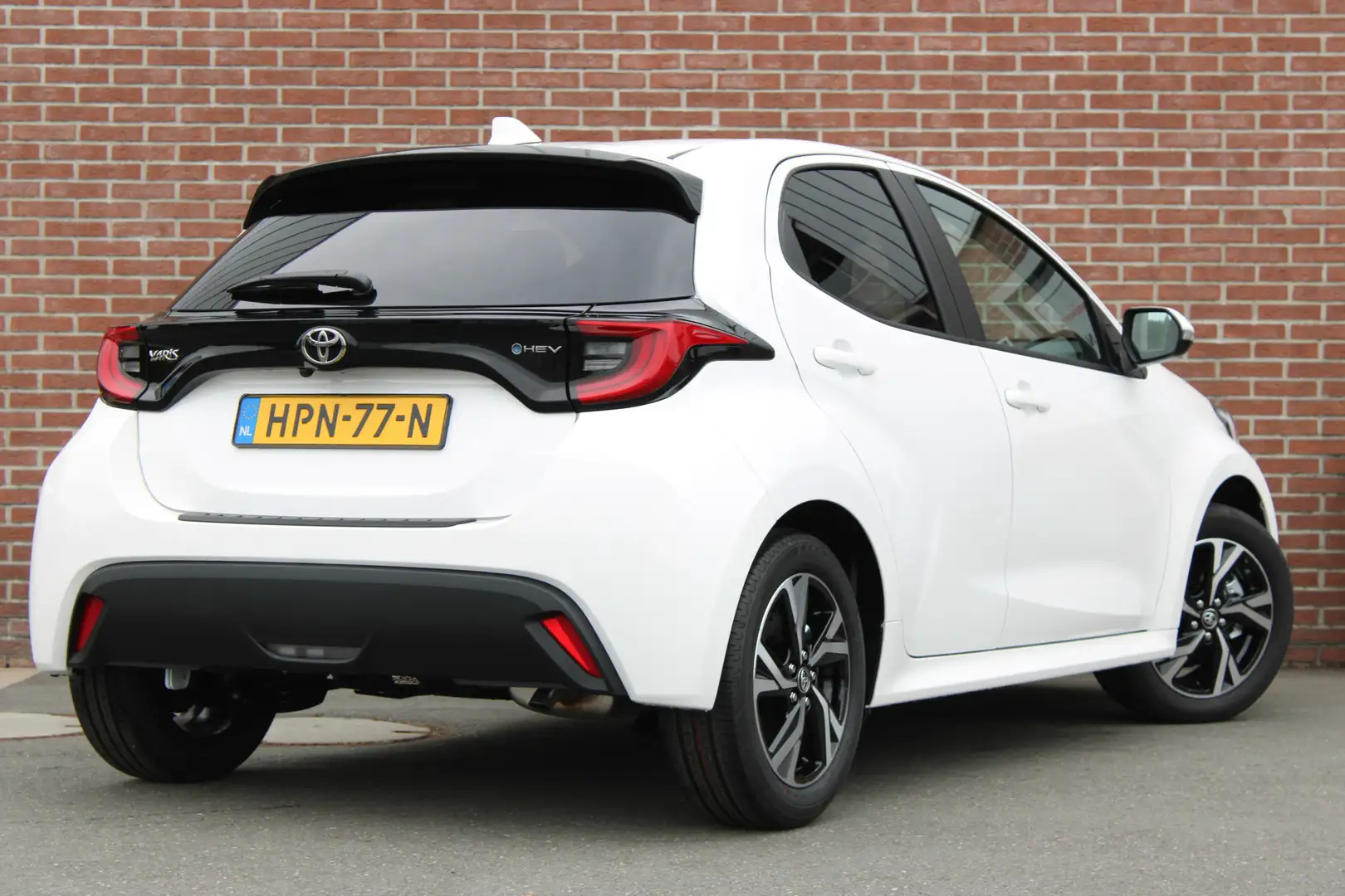 Toyota Yaris 1.5 Hybrid 115PK TEAM PLAYER |LED|STUUR EN STOELVE Wit - 2