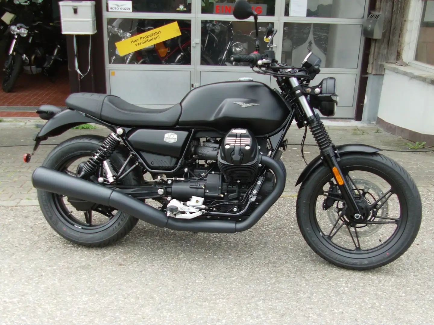 Moto Guzzi V 7 Stone Negro - 2