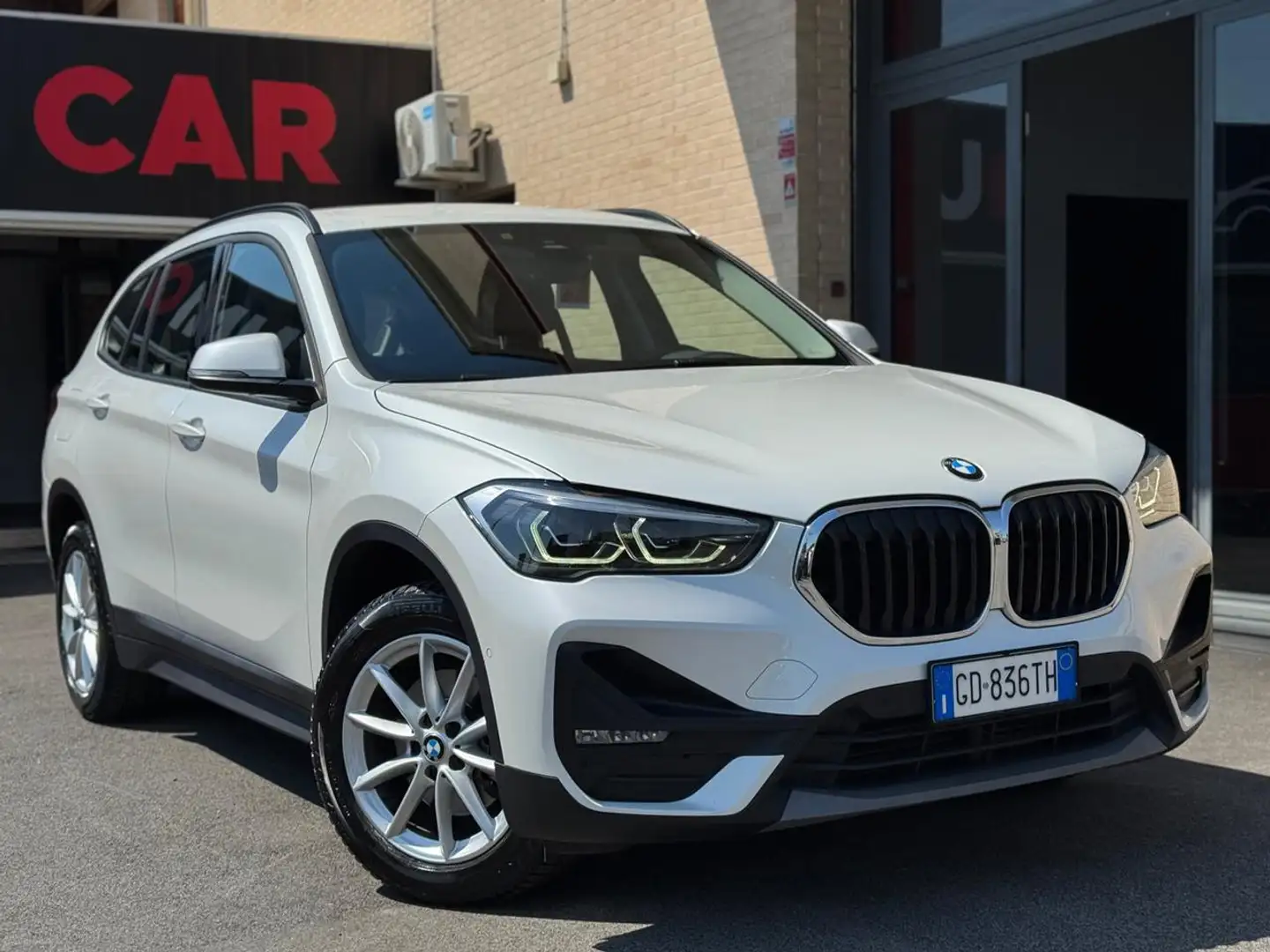 BMW X1 sDrive18d Business Advantage SPORT  AUTO Weiß - 1