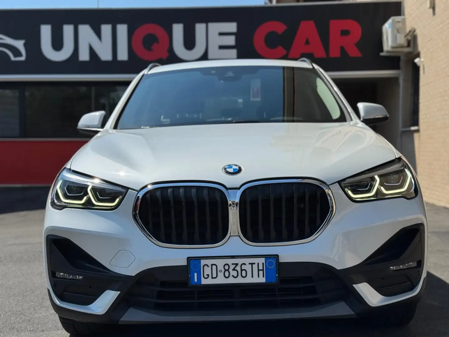 BMW X1 sDrive18d Business Advantage SPORT  AUTO Weiß - 2