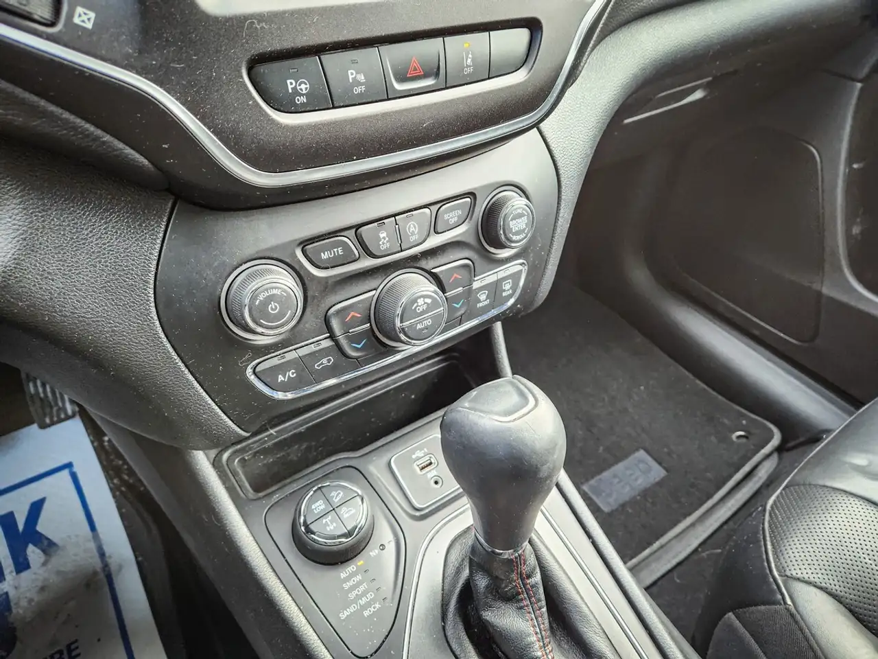 Jeep Cherokee снимка Jeep Cherokee