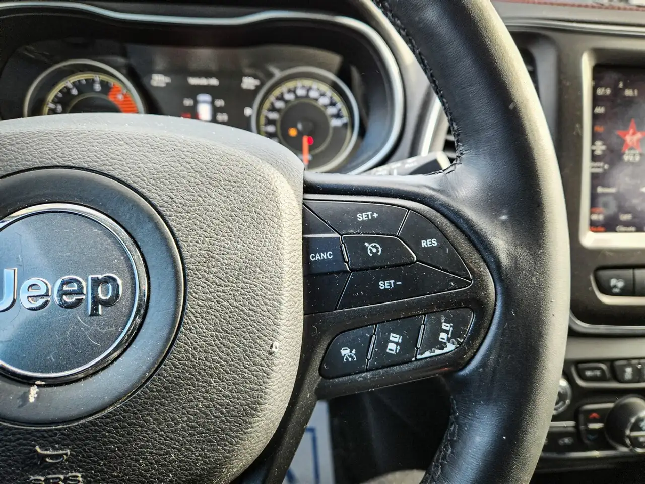 Jeep Cherokee снимка Jeep Cherokee