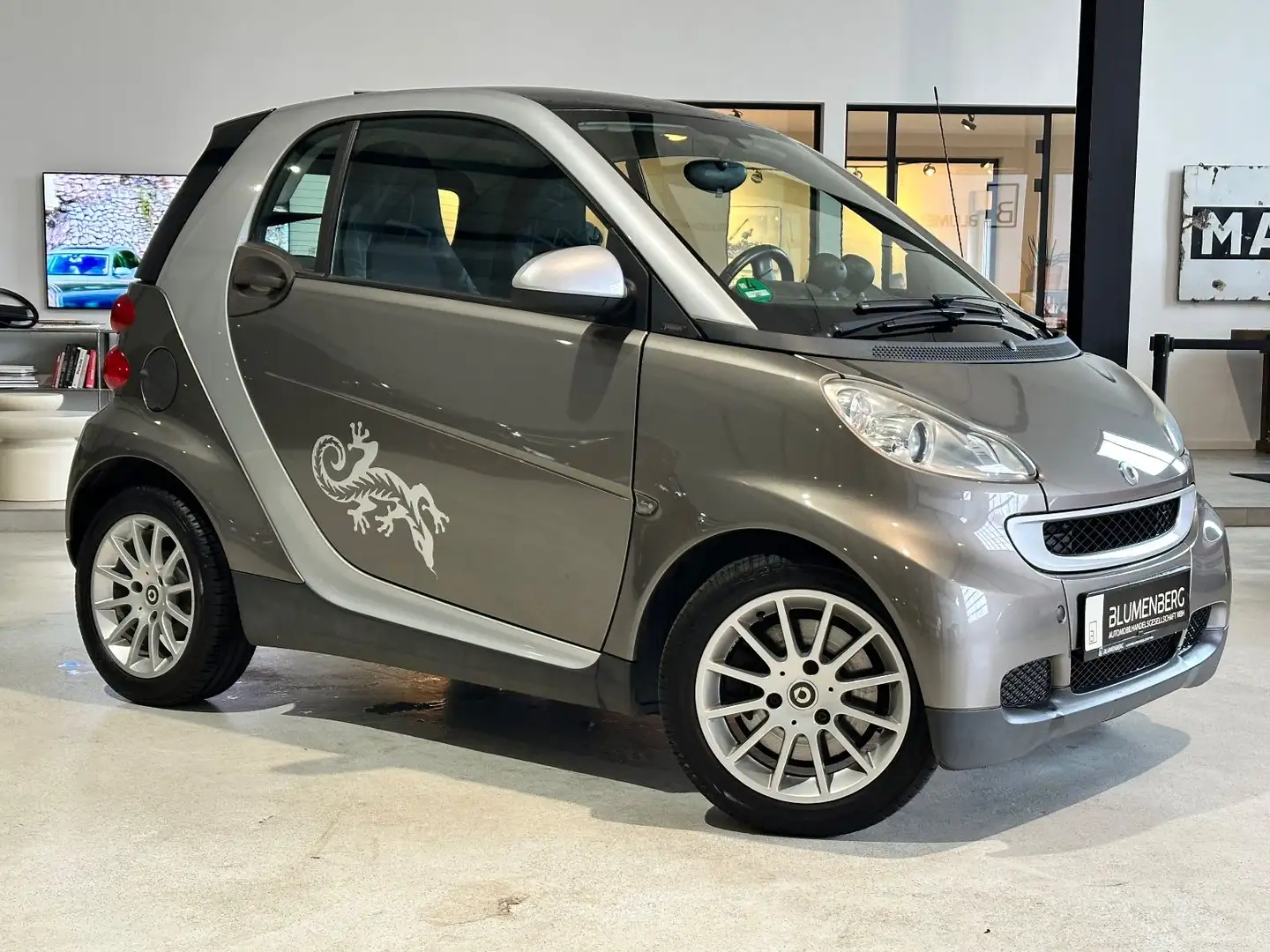 smart forTwo fortwo coupe Passion Micro Hybrid Drive*Pano* Grau - 2