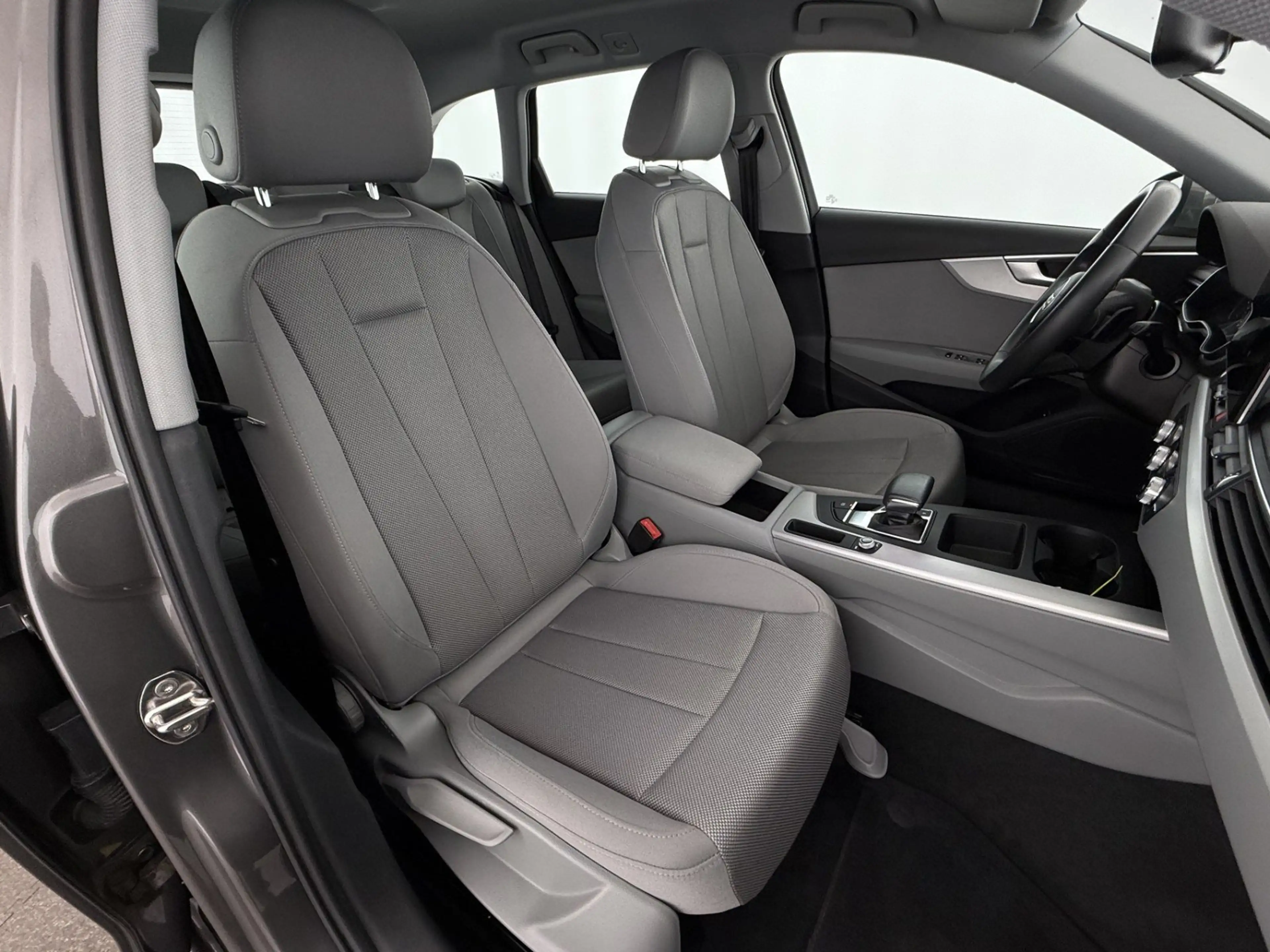 Audi A4 Avant 30 TDI Aut LED NAVI TEMPOMAT KLIMA PDC — photo 15