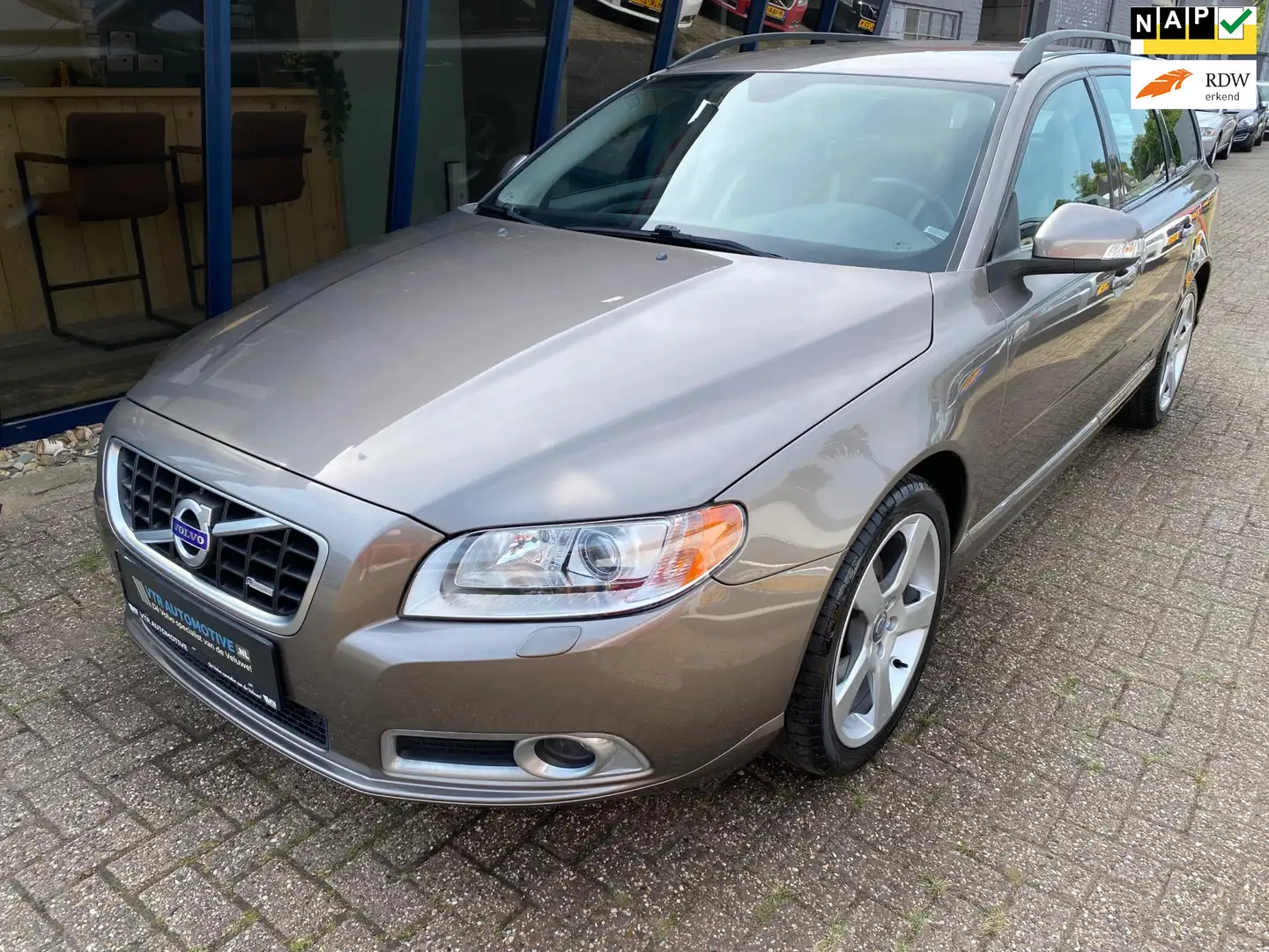 Volvo V70 1.6 T4 R-Design 180PK & 94.000KM!!!! Grijs - 1