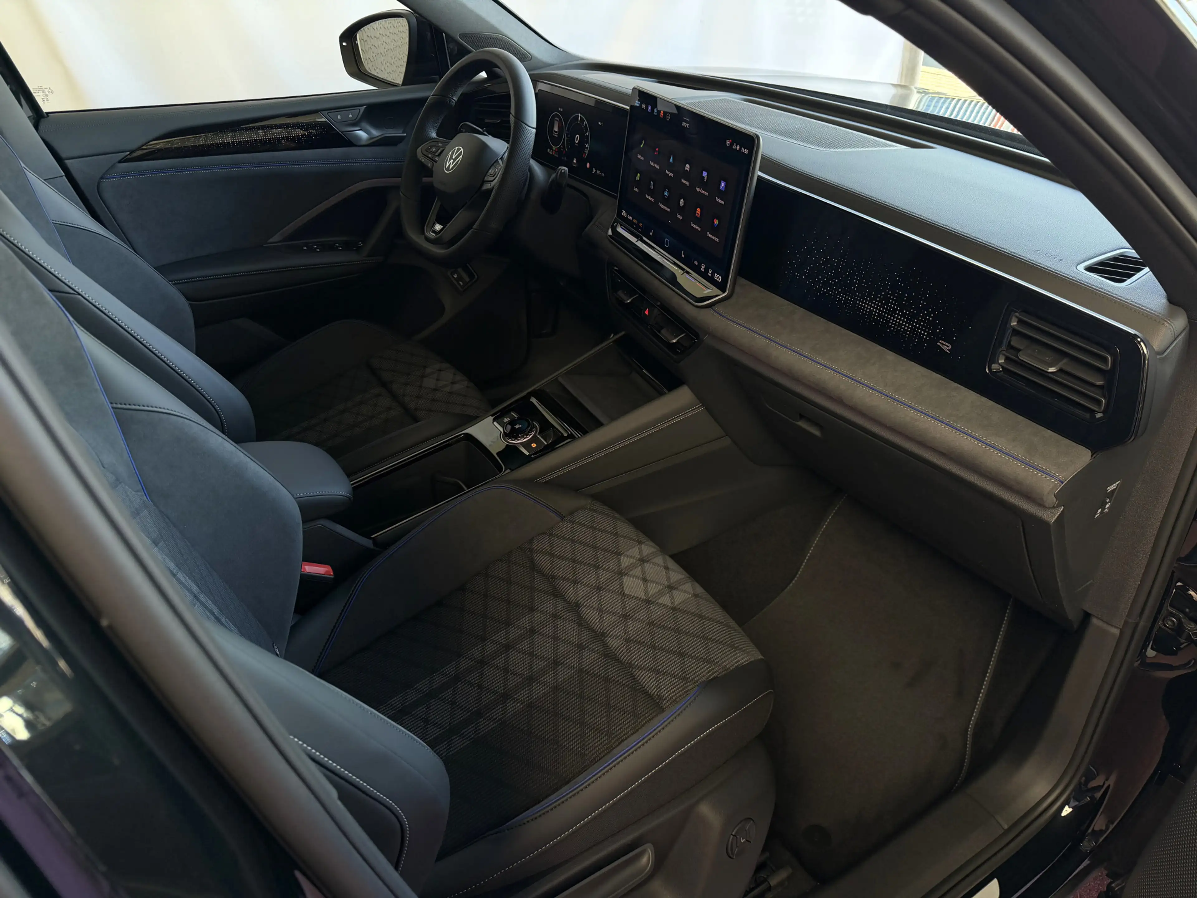 Volkswagen Tiguan 1.5 eHYBRID 272 PK NW AUTO R-LINE VW.TREKHAAK BLAC — photo 35