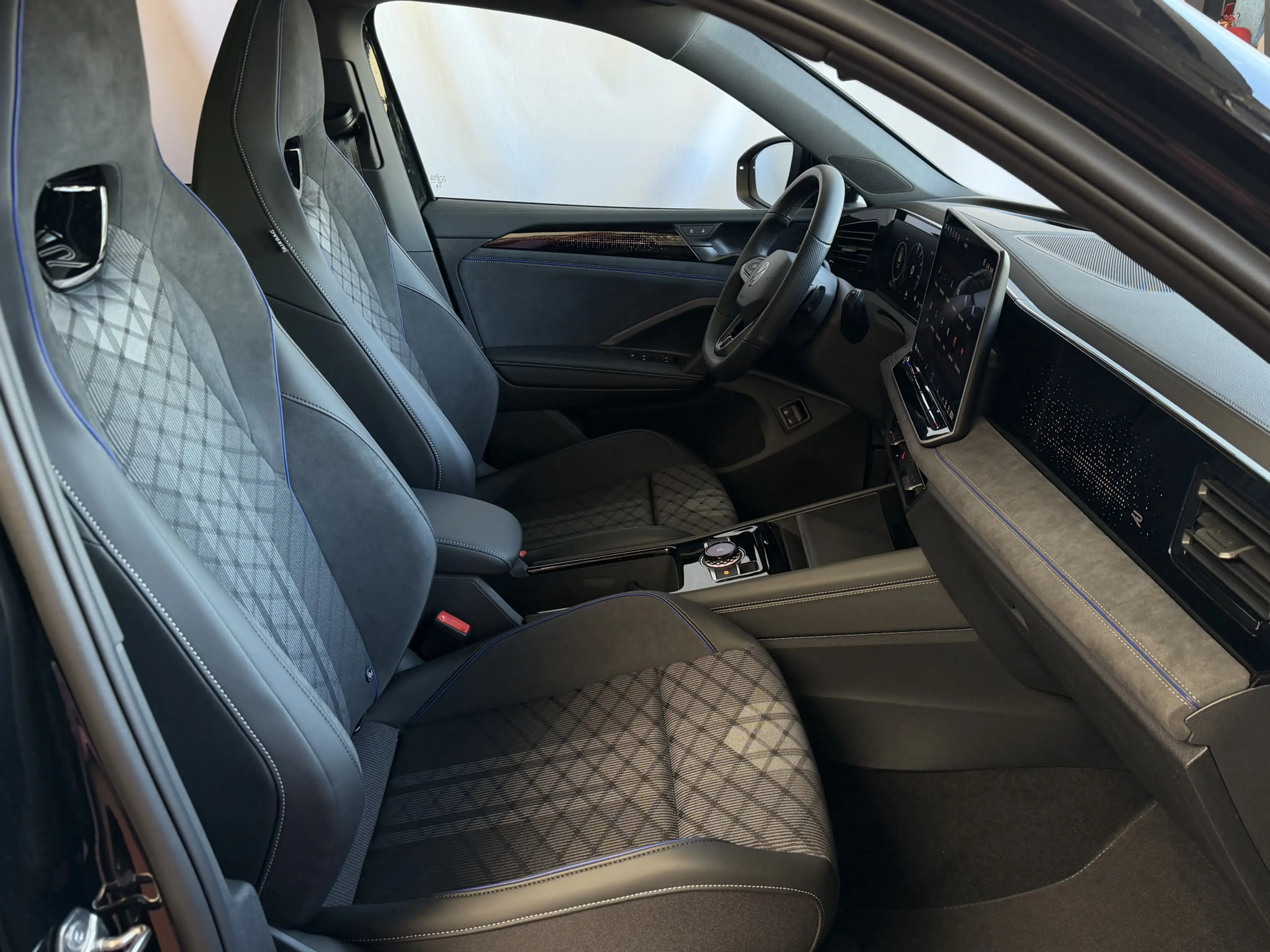 Volkswagen Tiguan 1.5 eHYBRID 272 PK NW AUTO R-LINE VW.TREKHAAK BLAC — photo 38