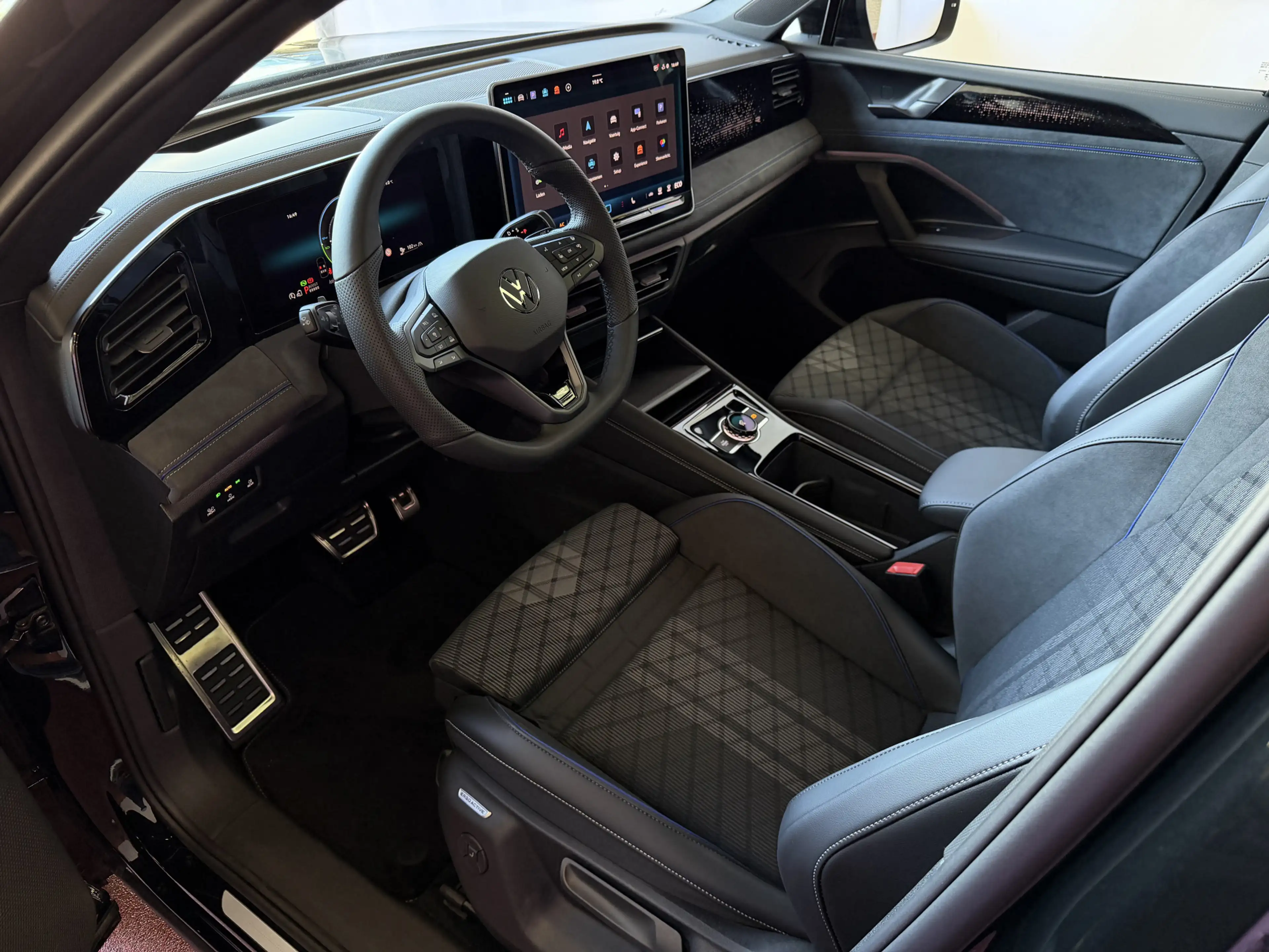 Volkswagen Tiguan 1.5 eHYBRID 272 PK NW AUTO R-LINE VW.TREKHAAK BLAC — photo 3