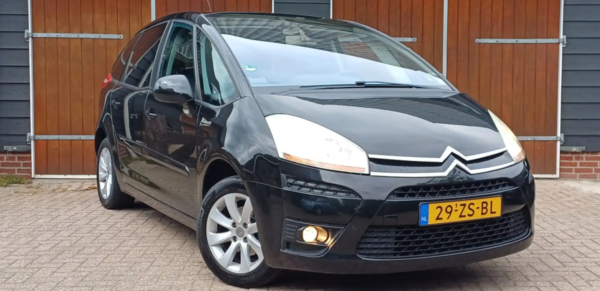 Citroen C4 Picasso 1.8-16V Ambiance 5p, Ruime auto, Trekhaak, Bluetoo Zwart - 1