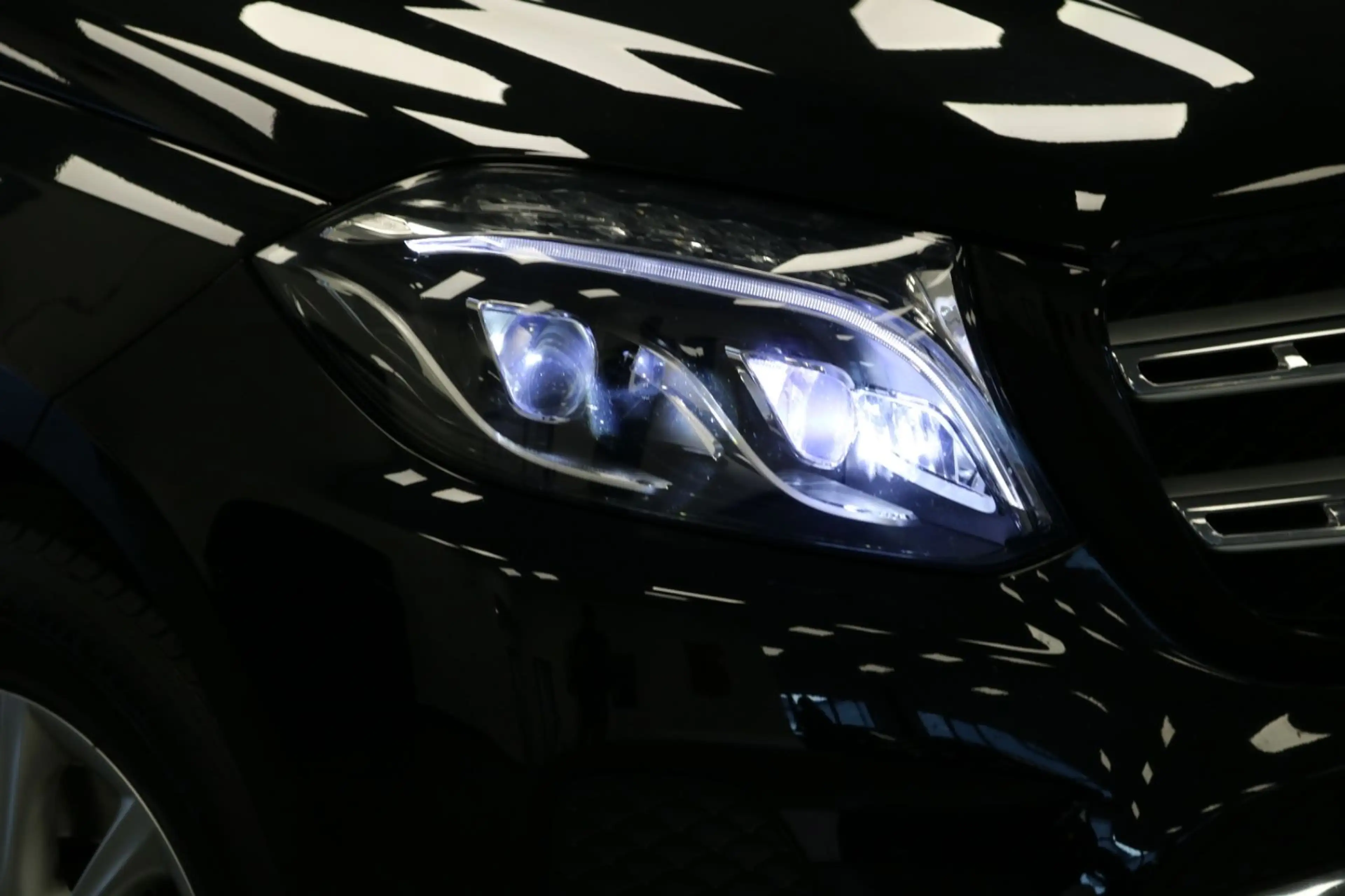 Mercedes-Benz GLS 400 4Matic/KAMERA/PANO/LEDER/7 SITZER — photo 3