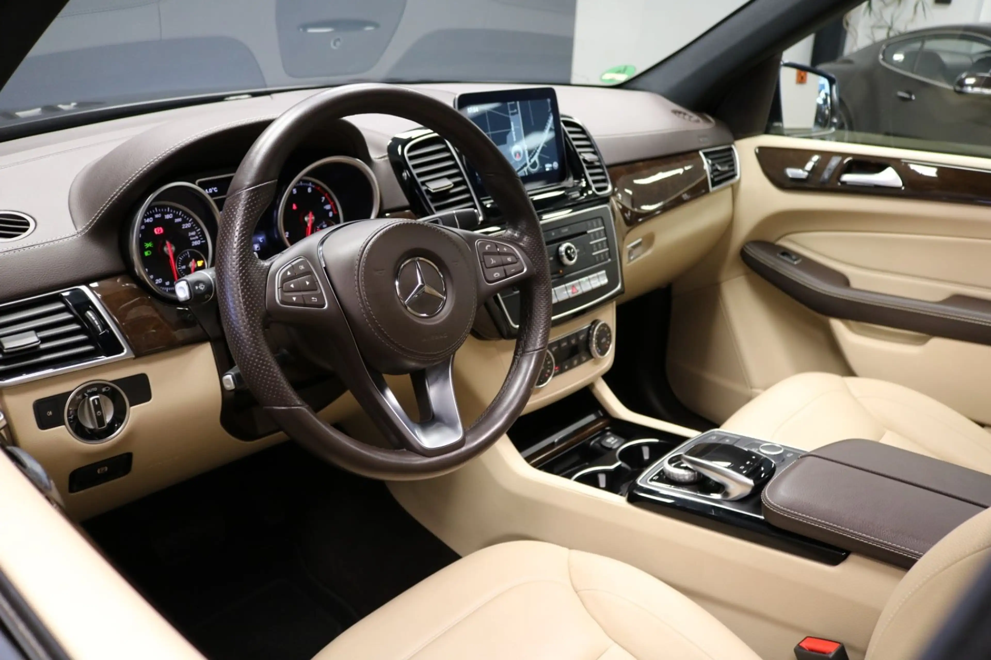 Mercedes-Benz GLS 400 4Matic/KAMERA/PANO/LEDER/7 SITZER — photo 14
