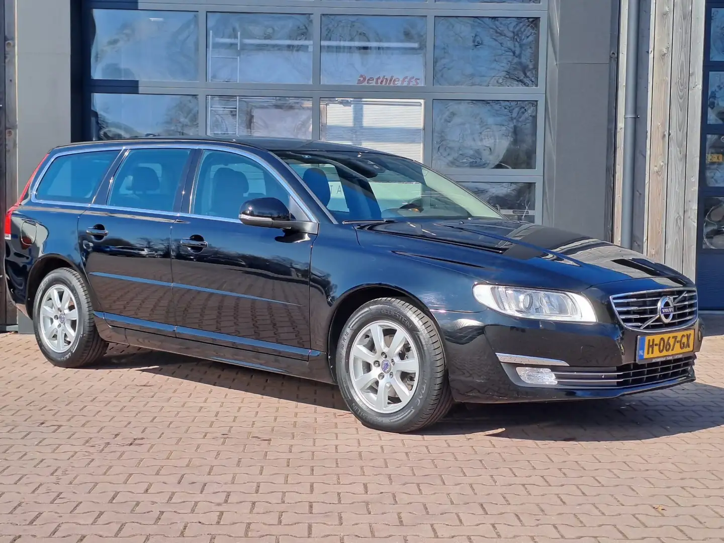 Volvo V70 2.0 T4 Classic Edition | Navi | Leder | Trekhaak | Negro - 2