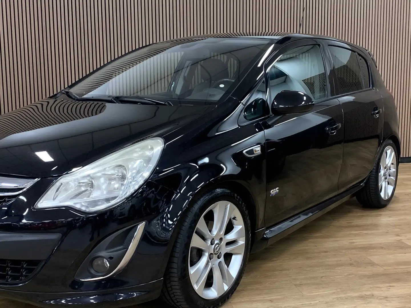 Opel Corsa 1.4-16V Cosmo|106000KM|Navigatie| Zwart - 2