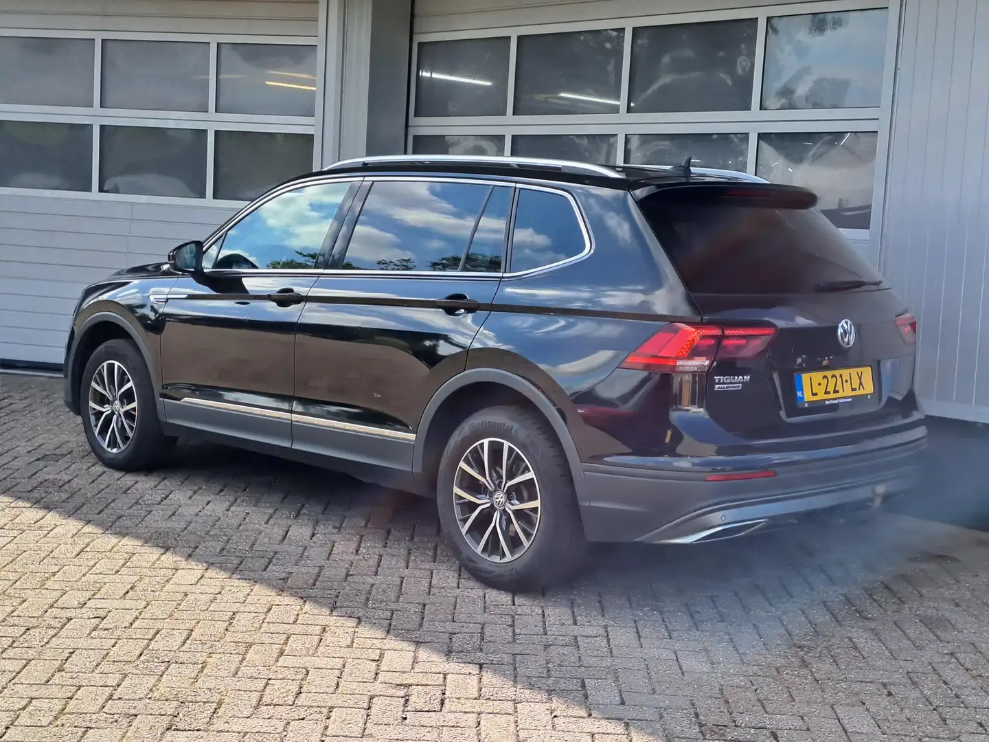 Volkswagen Tiguan Allspace 1.5 TSI Comfortline Business 7-Persoons, Trekhaak, Zwart - 2