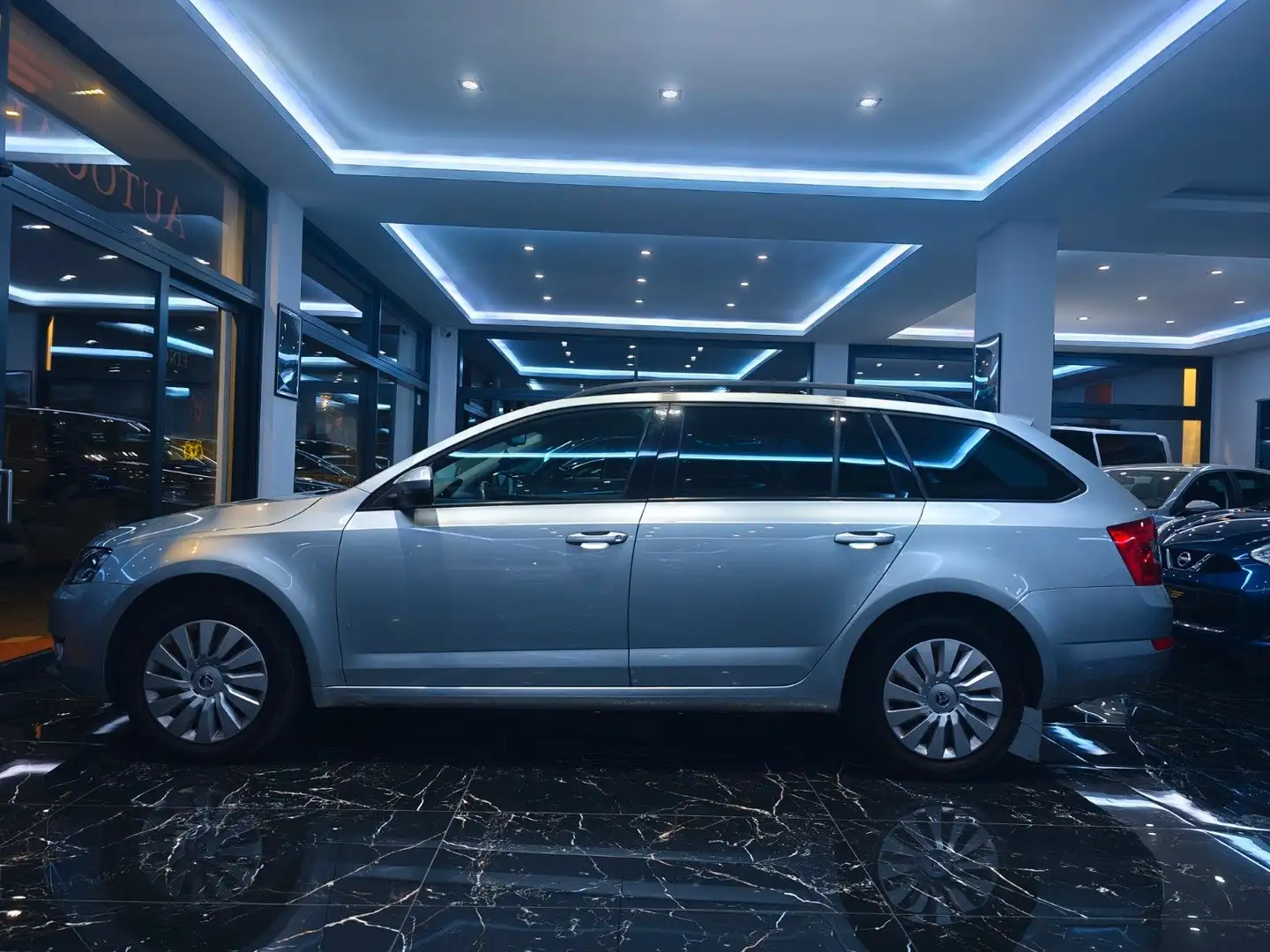 Skoda Octavia Combi Ambition 4x4 PDC AHK Silver - 1
