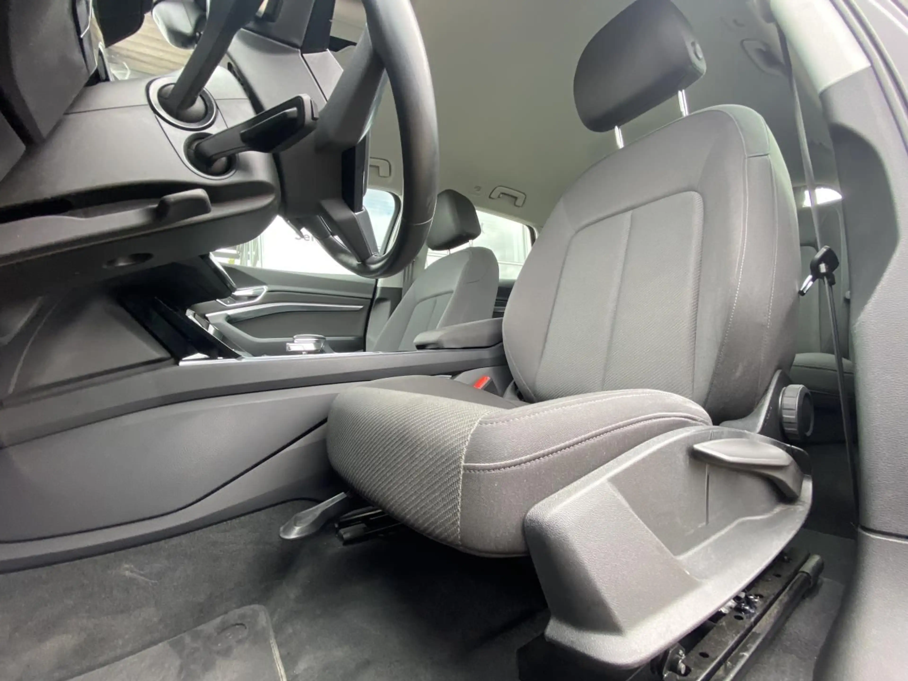Audi e-tron 55 quattro VIRTUELLE-SPIEGEL+AHK+NAVI+VIR — photo 9