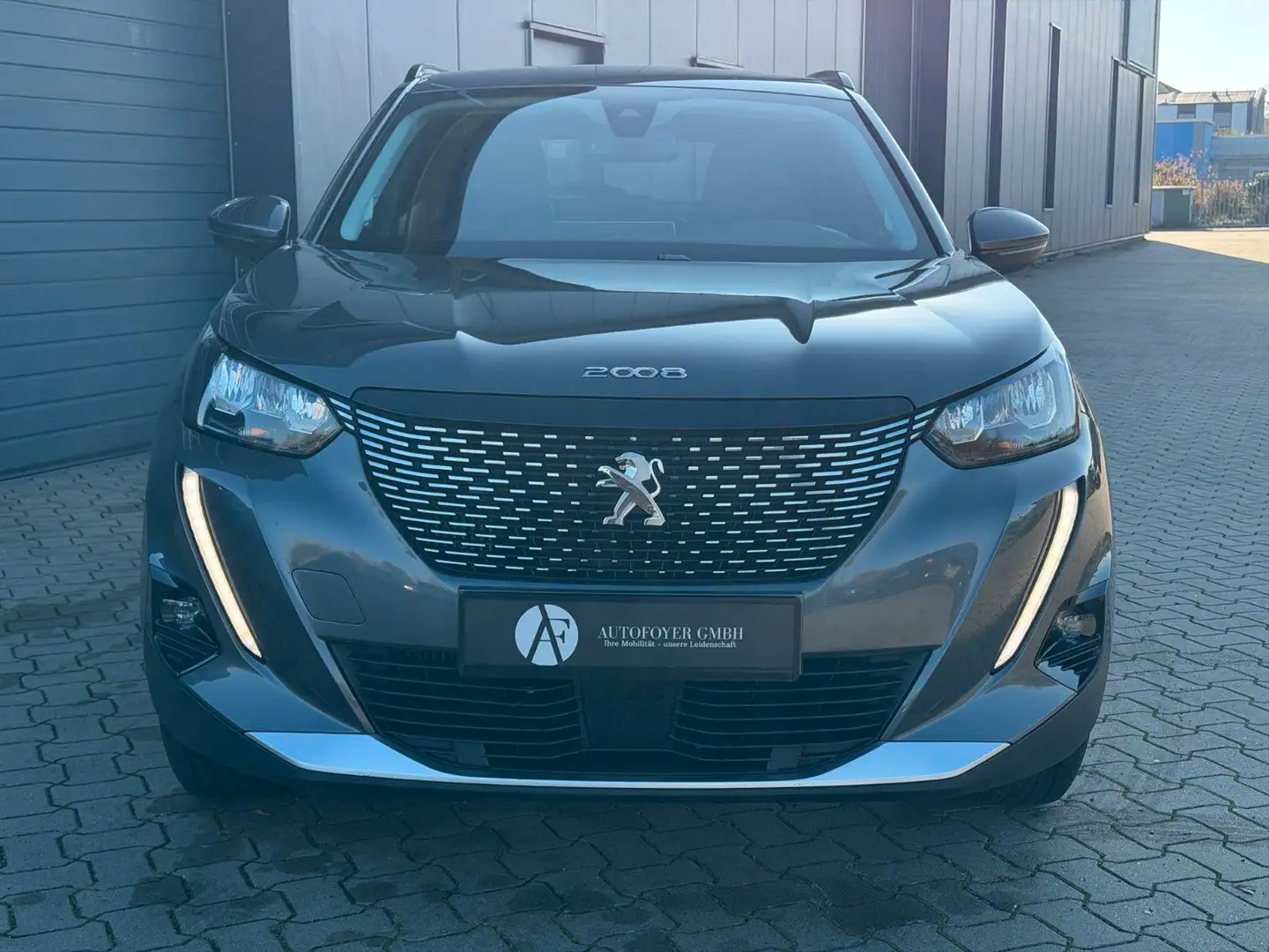 Peugeot 2008 Allure 1.2 *NAVI*SZHZG*PDC*R-KAM*TEMPOMAT* Grau - 2