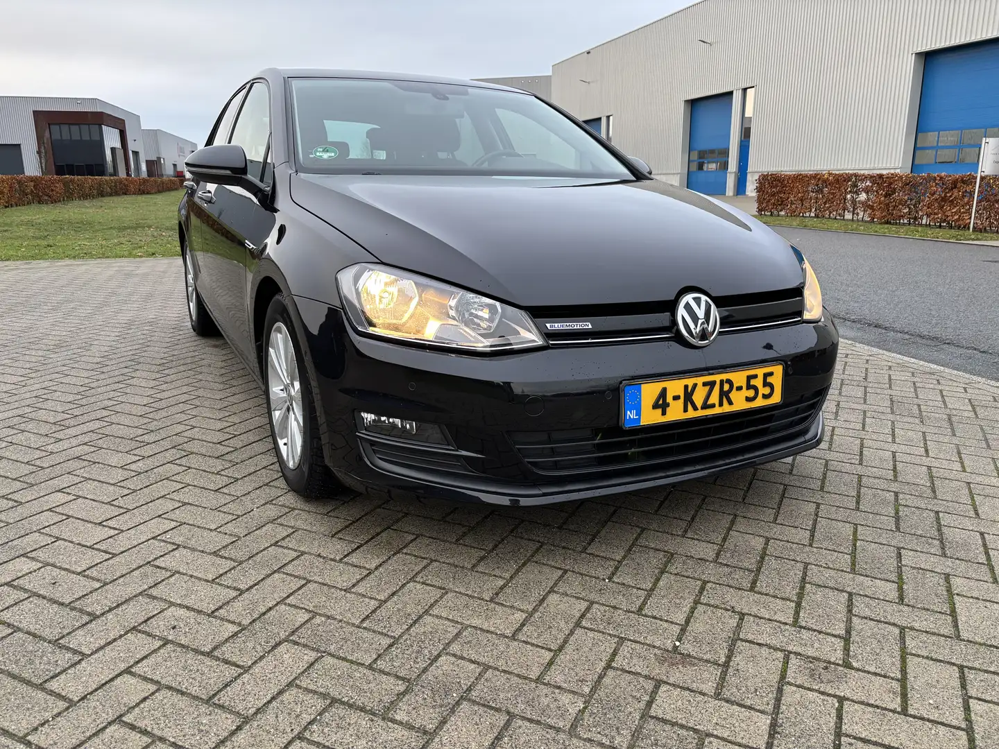 Volkswagen Golf 1.6 TDI Highl. BlM. Zwart - 1