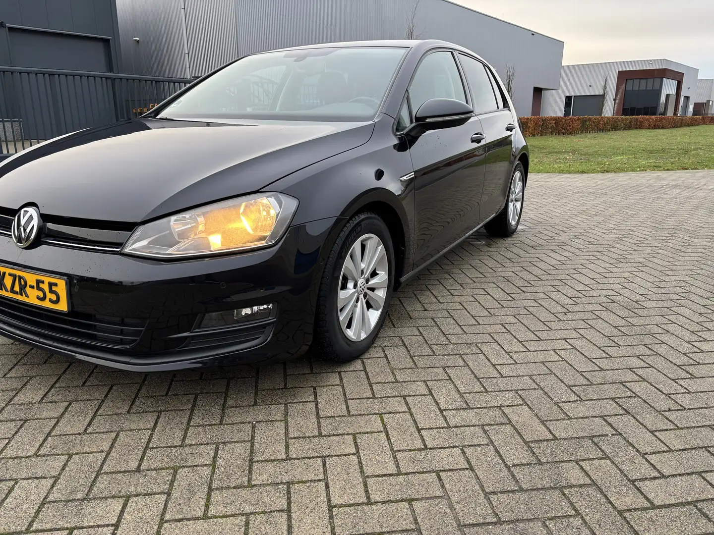 Volkswagen Golf 1.6 TDI Highl. BlM. Zwart - 2