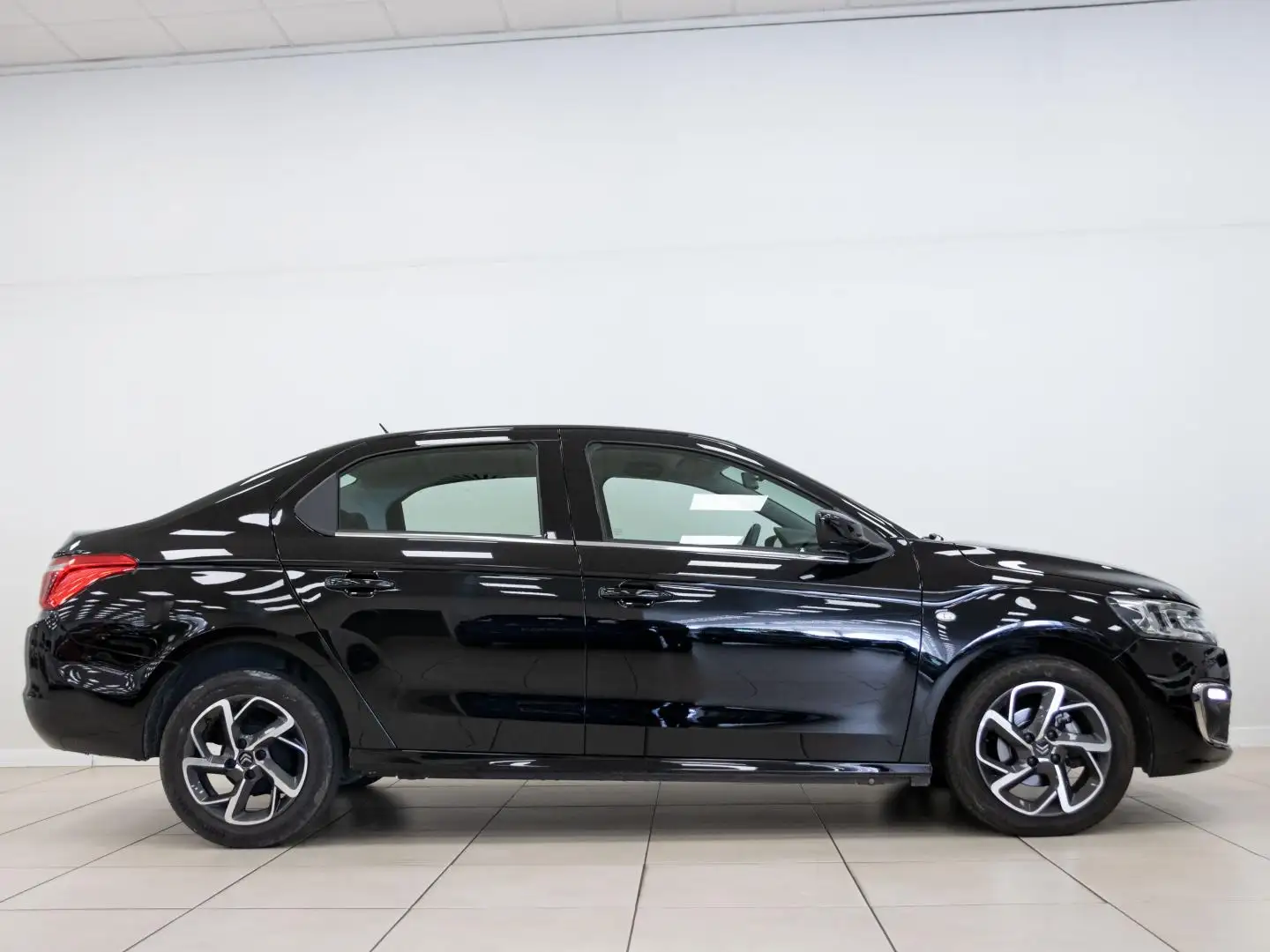 Citroen C-Elysée VTi 85KW (115CV) Shine Negru - 2