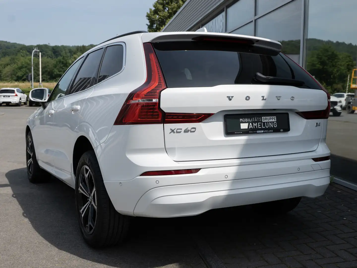Volvo XC60 B4 Momentum Pro H/K AHK STANDHZ LED 360° Weiß - 2
