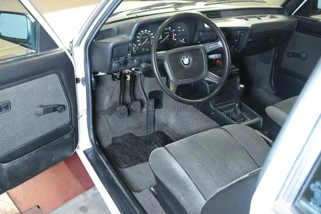 BMW 323 i, foto 9