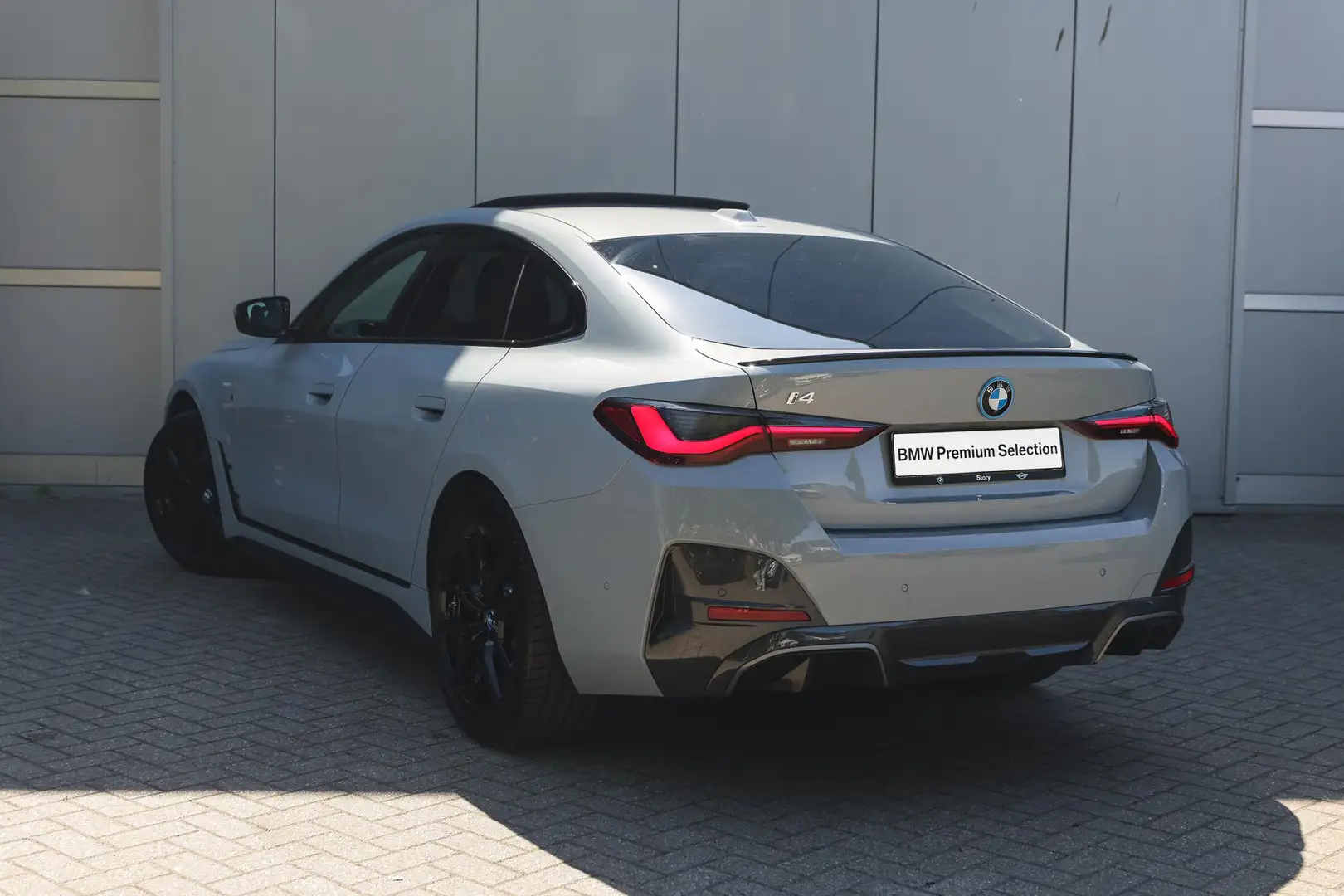 BMW i4 eDrive40 High Executive M Sport / Schuif-kanteldak Grijs - 2