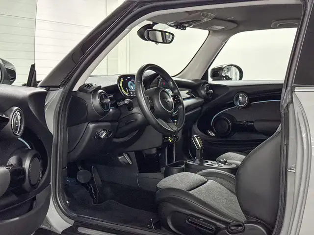 Mini Hatch view 8