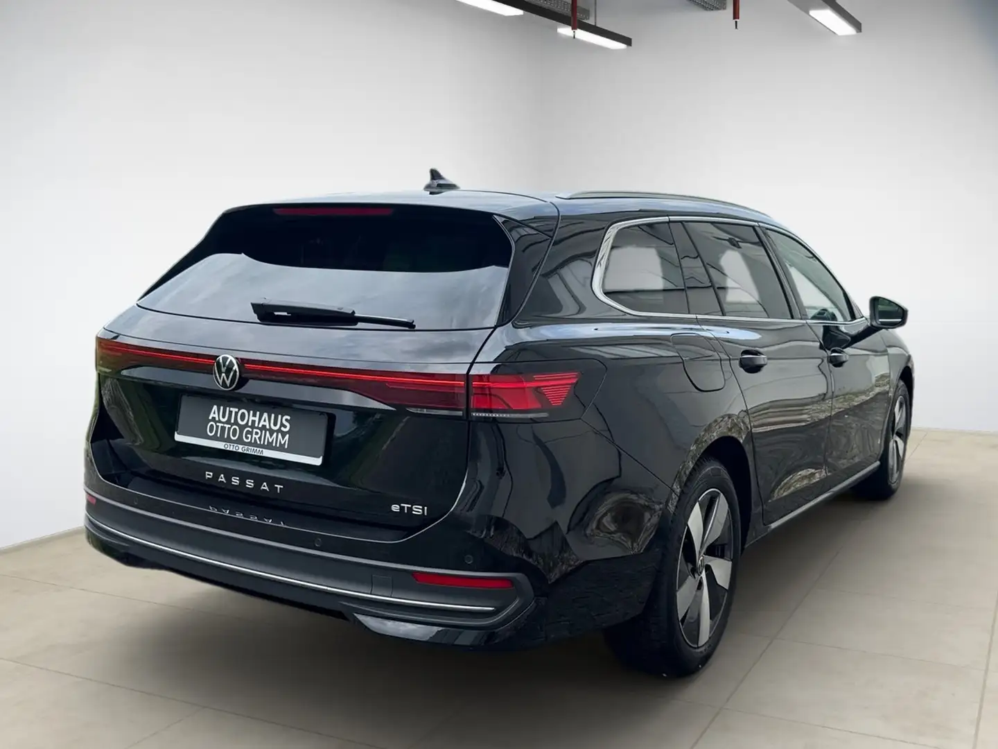 Volkswagen Passat Variant 1.5 eTSI Business DSG KLIMA LED NAVI ALU Zwart - 2