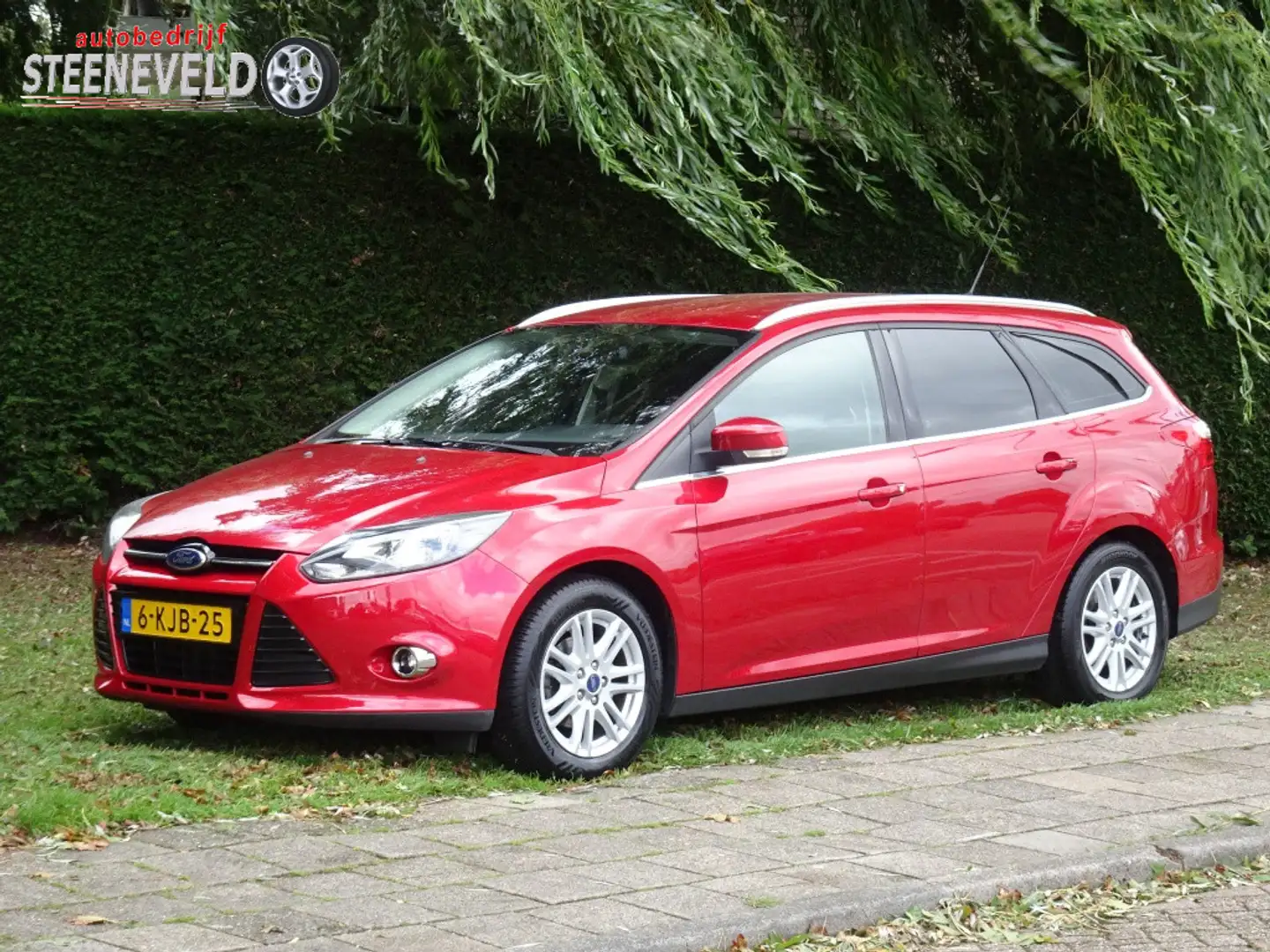Ford Focus Wagon 1.0 125pk Titanium met Navi en Trekhaak Rood - 1