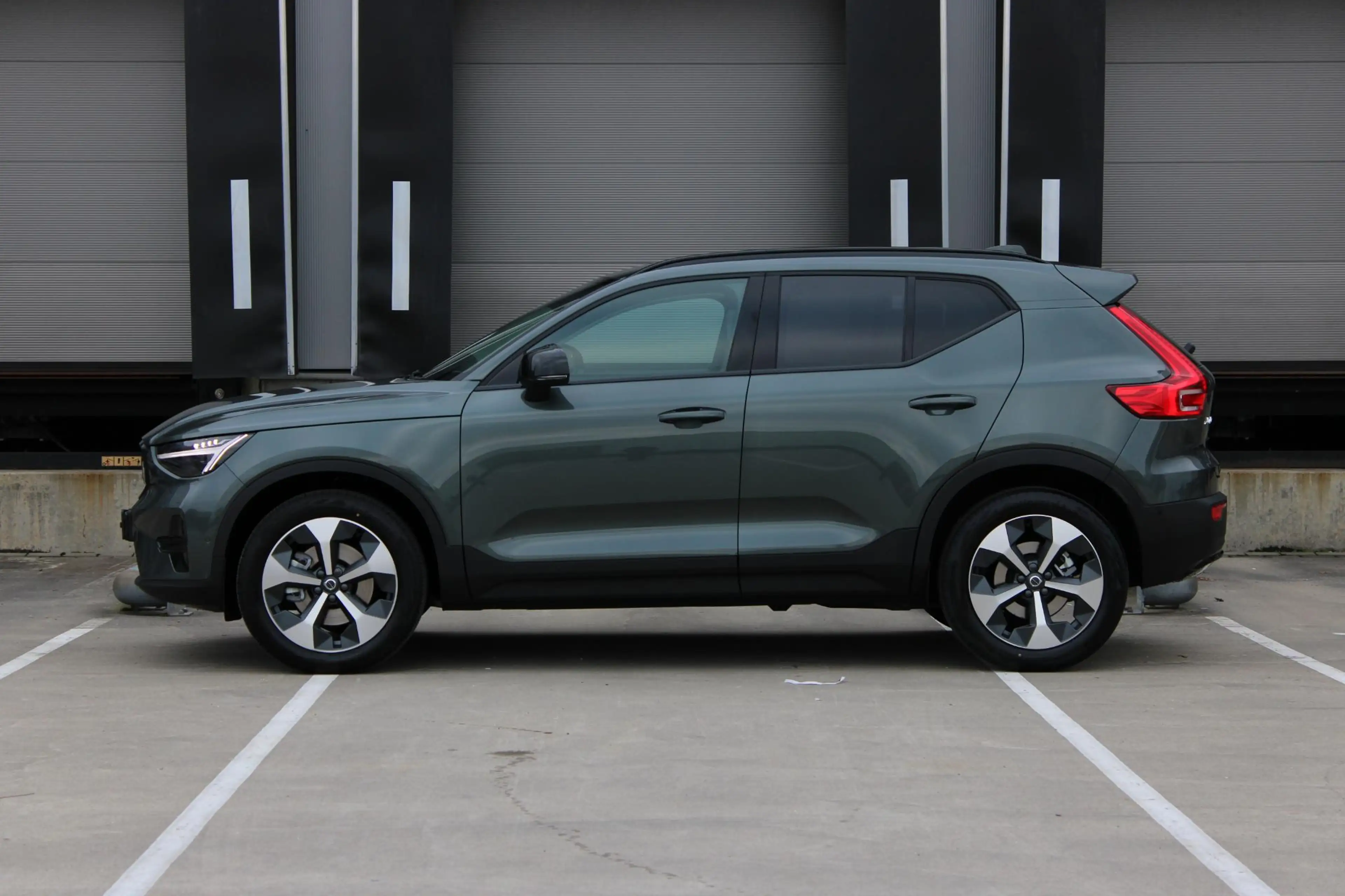 Volvo XC40 B4 Plus Dark | DEMO DEAL | Panoramadak | Elektrisc — photo 2