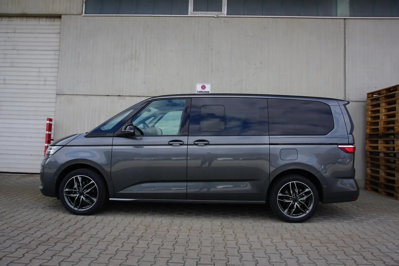 Volkswagen T7 Multivan lang 2.0TDI DSG Navi/Mi AHK 7-Sitzer Grau - 2