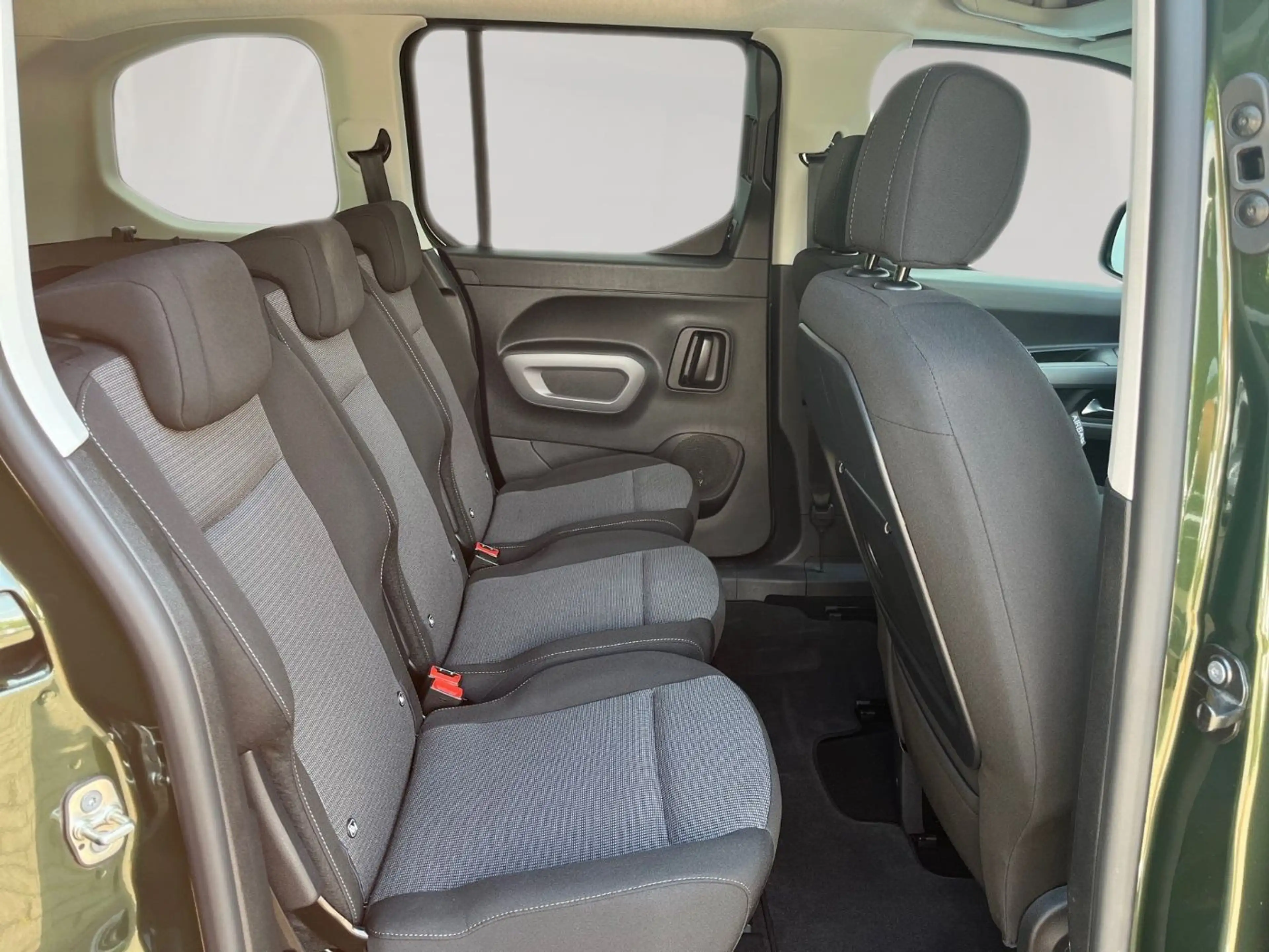Toyota Proace City Verso 1.5 D-4D L1 Team D Automatik — photo 11