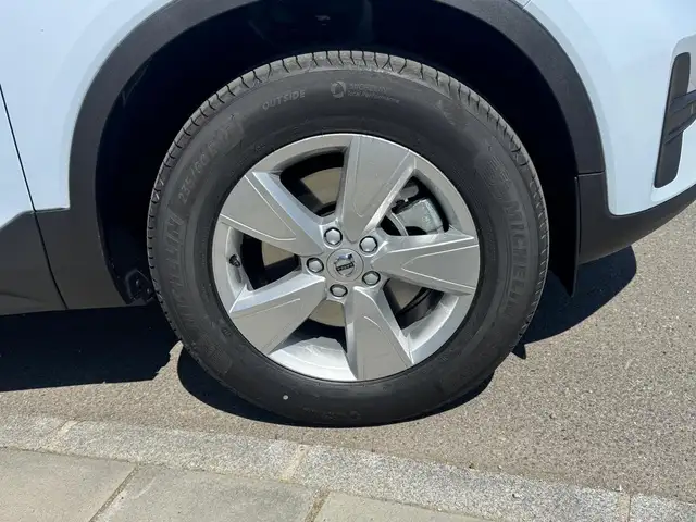 Volvo XC40 view 8