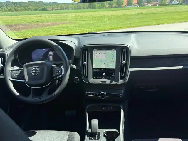 Volvo XC40 view 11
