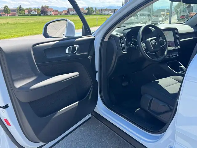 Volvo XC40 view 9