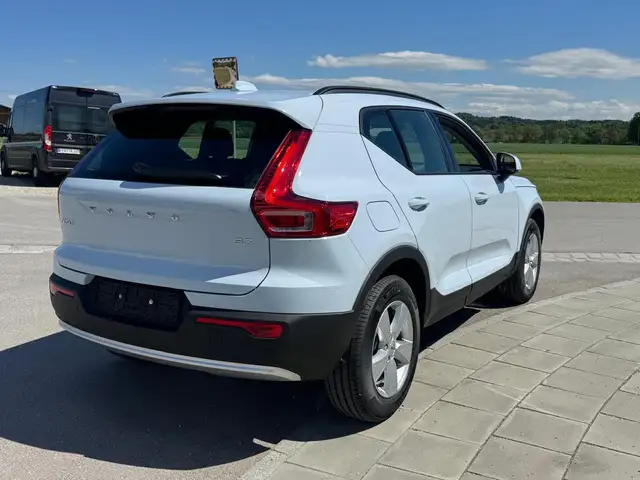 Volvo XC40 view 3