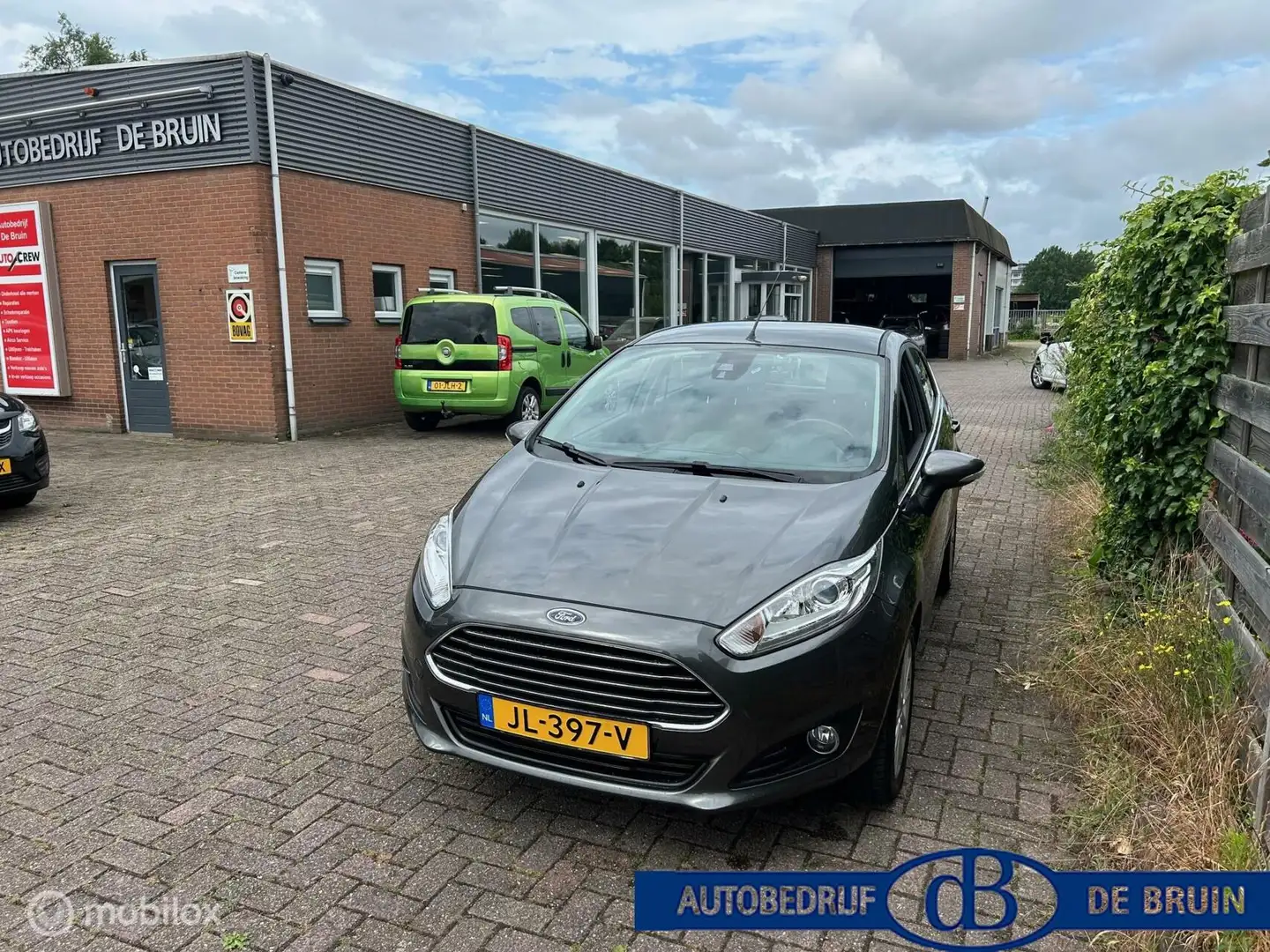 Ford Fiesta 1.0 EcoBoost Titanium Grijs - 2
