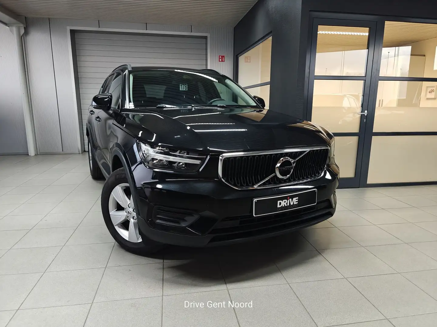 Volvo XC40 B3 Mild Hybrid Essential DCT Zwart - 2