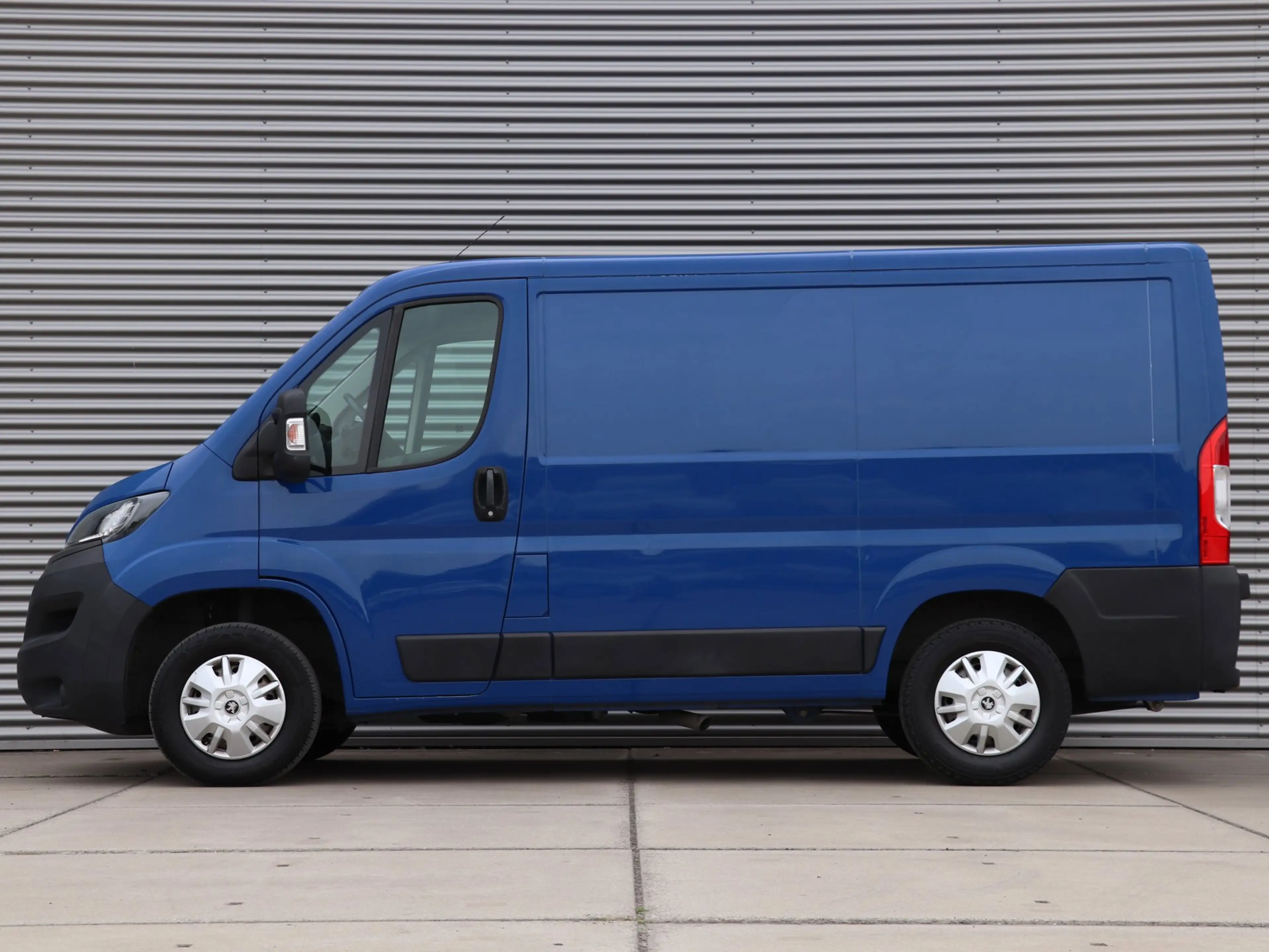 Peugeot Boxer 330 2.0 BlueHDI L1H1 Premium Pack *Navigatie*Parke — photo 4