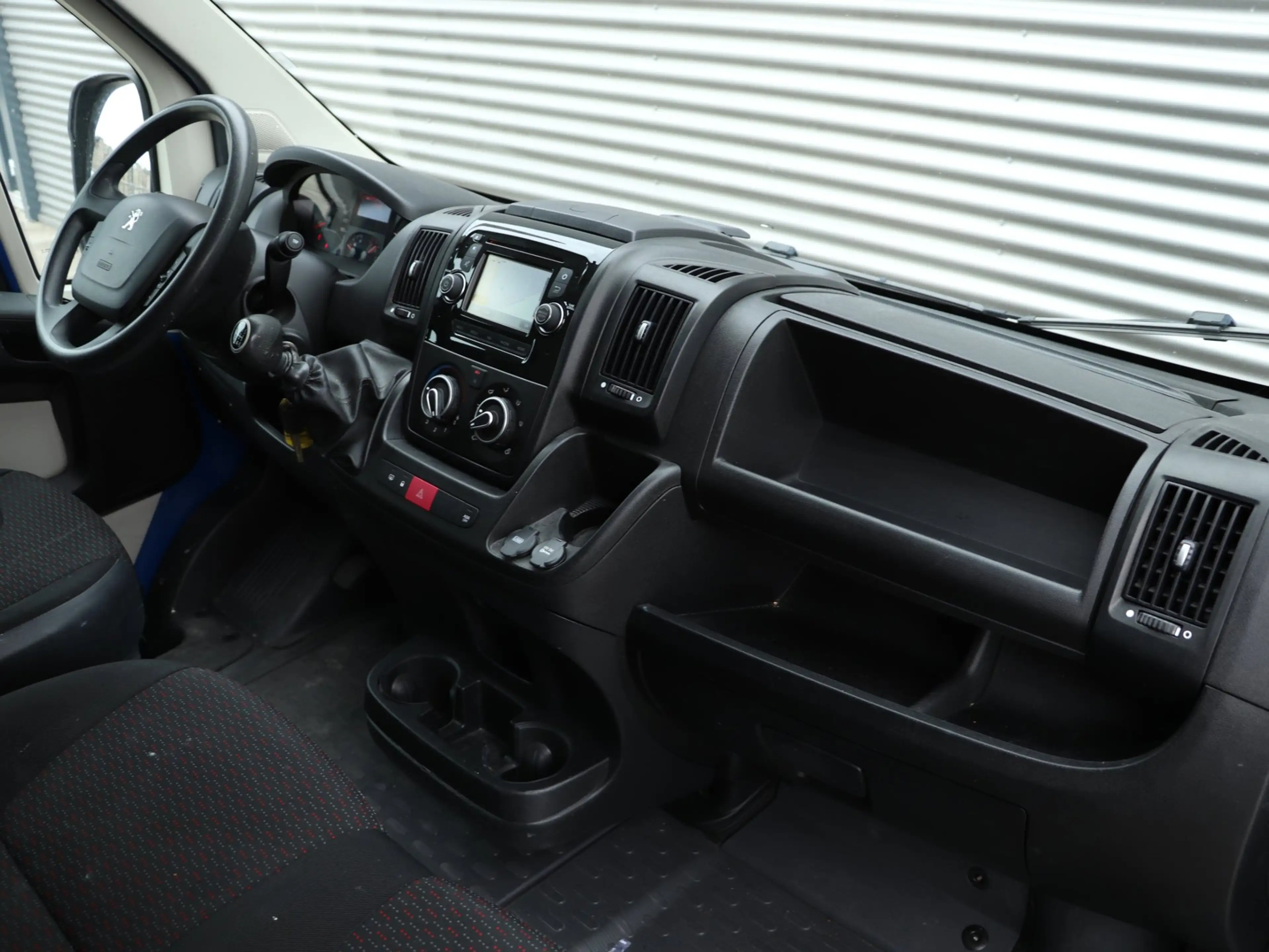 Peugeot Boxer 330 2.0 BlueHDI L1H1 Premium Pack *Navigatie*Parke — photo 3