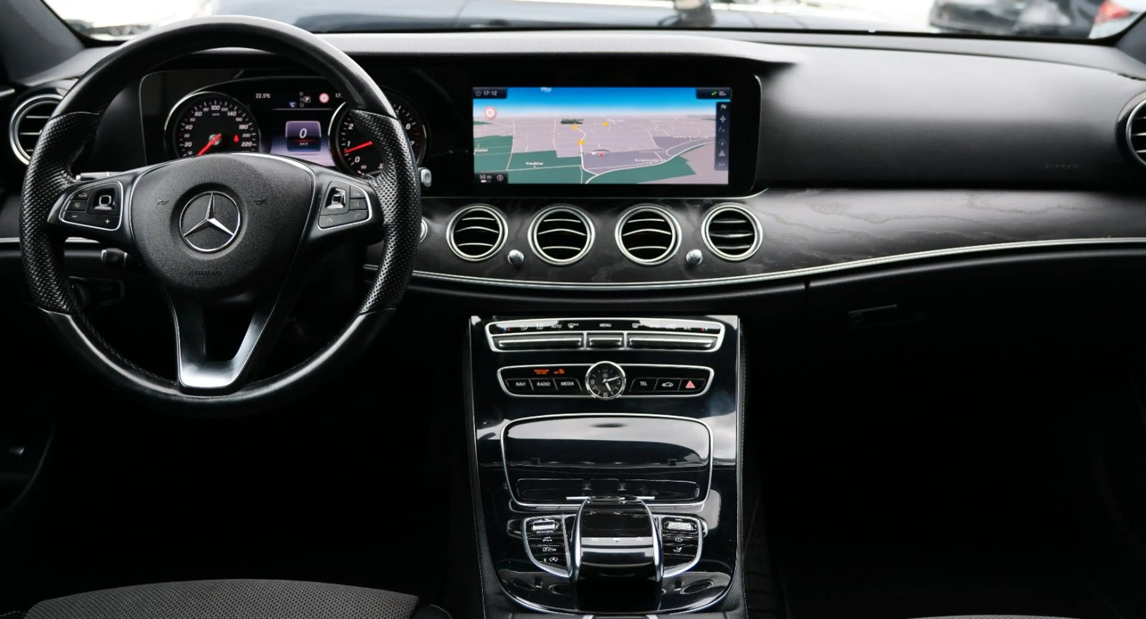 Mercedes-Benz E 250 T-Modell AMG LED Pano Kam. MWST — photo 15