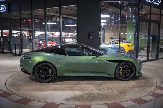 Aston Martin DB12 4.0 V8