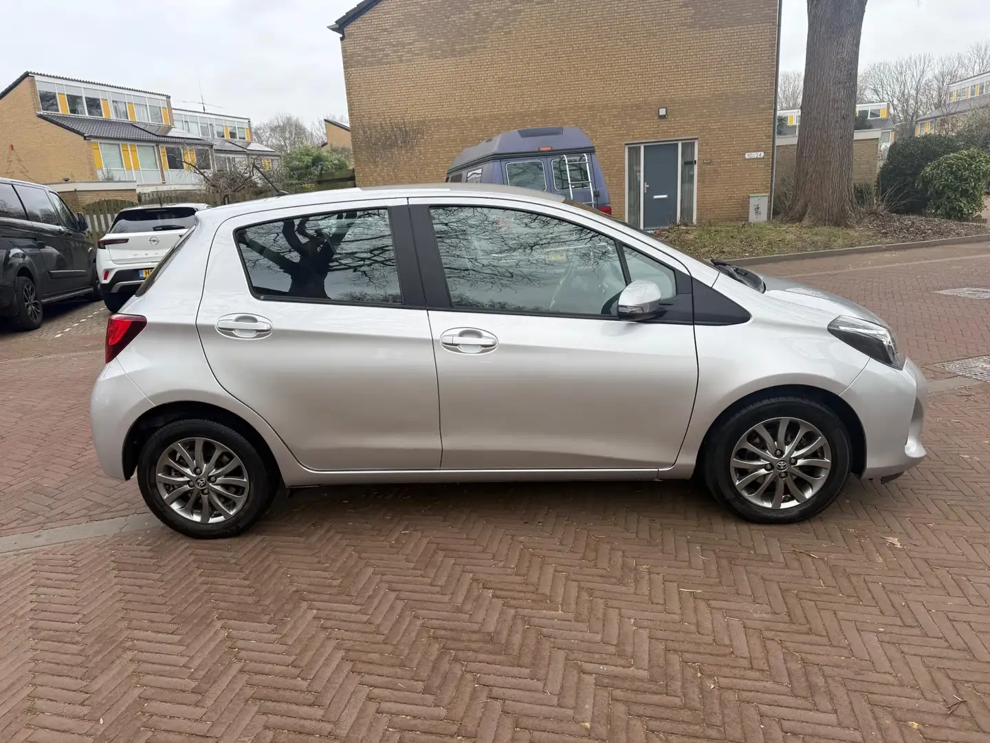 Toyota Yaris AUTOMAAT / Eerste eigenaar / 62.000 km / Volledig Grau - 2