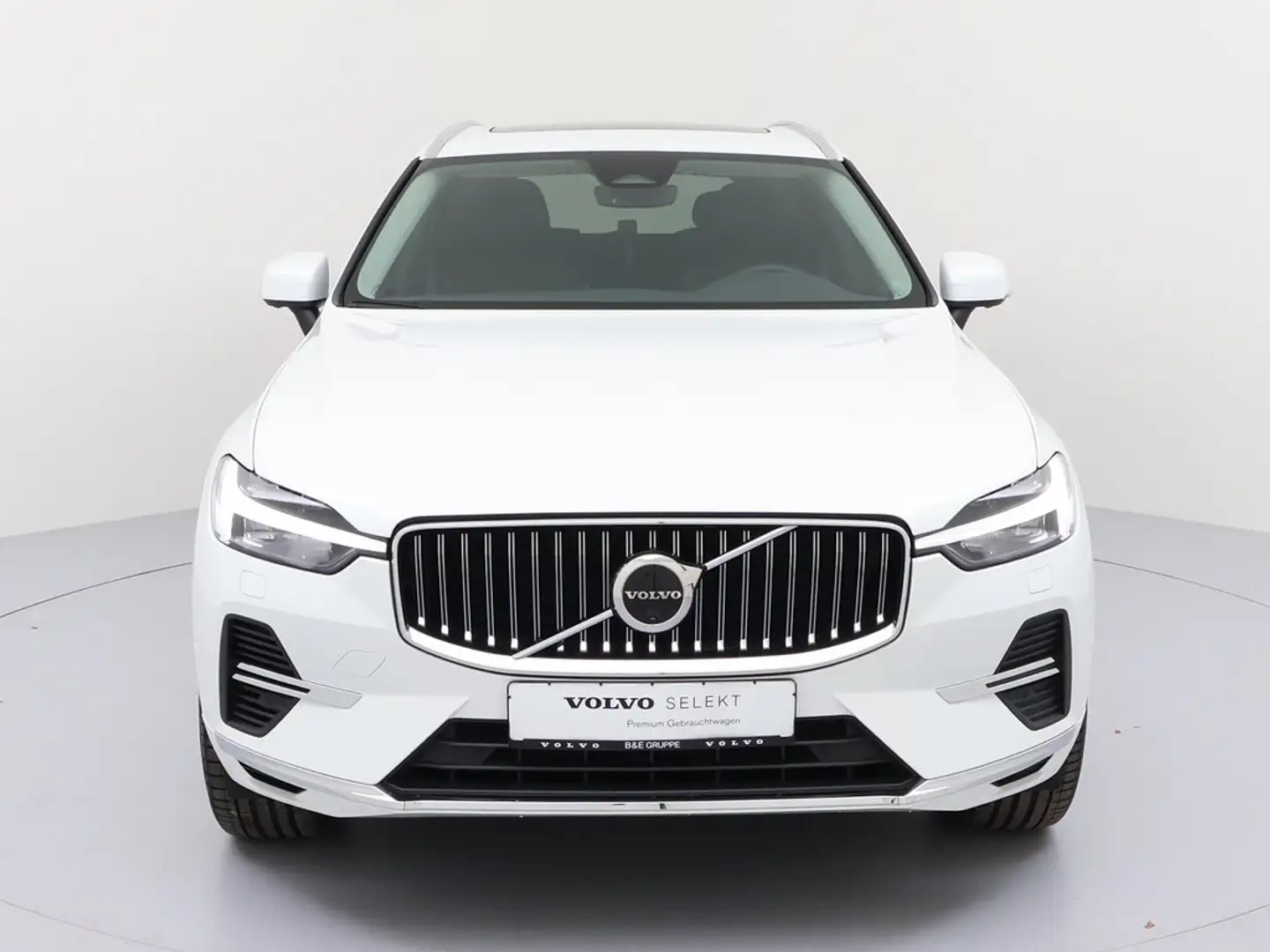 Volvo XC60 T6 Plus Bright Recharge Plug-In Hybrid AWD Weiß - 2