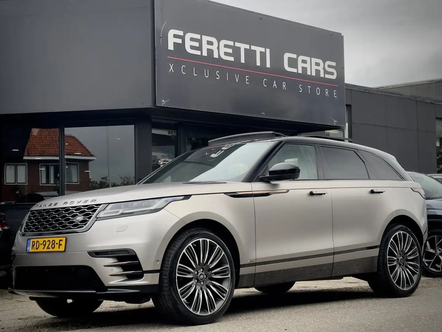 Land Rover Range Rover Velar 3.0 V6 AWD AUT8 R-DYNAMIC FIRST EDITION 301PK PANO Gris - 1