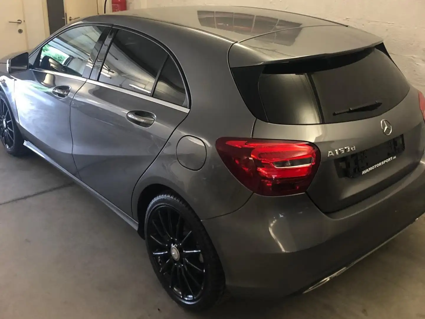 Mercedes-Benz A 160 A 160 d AMG Line Grijs - 2